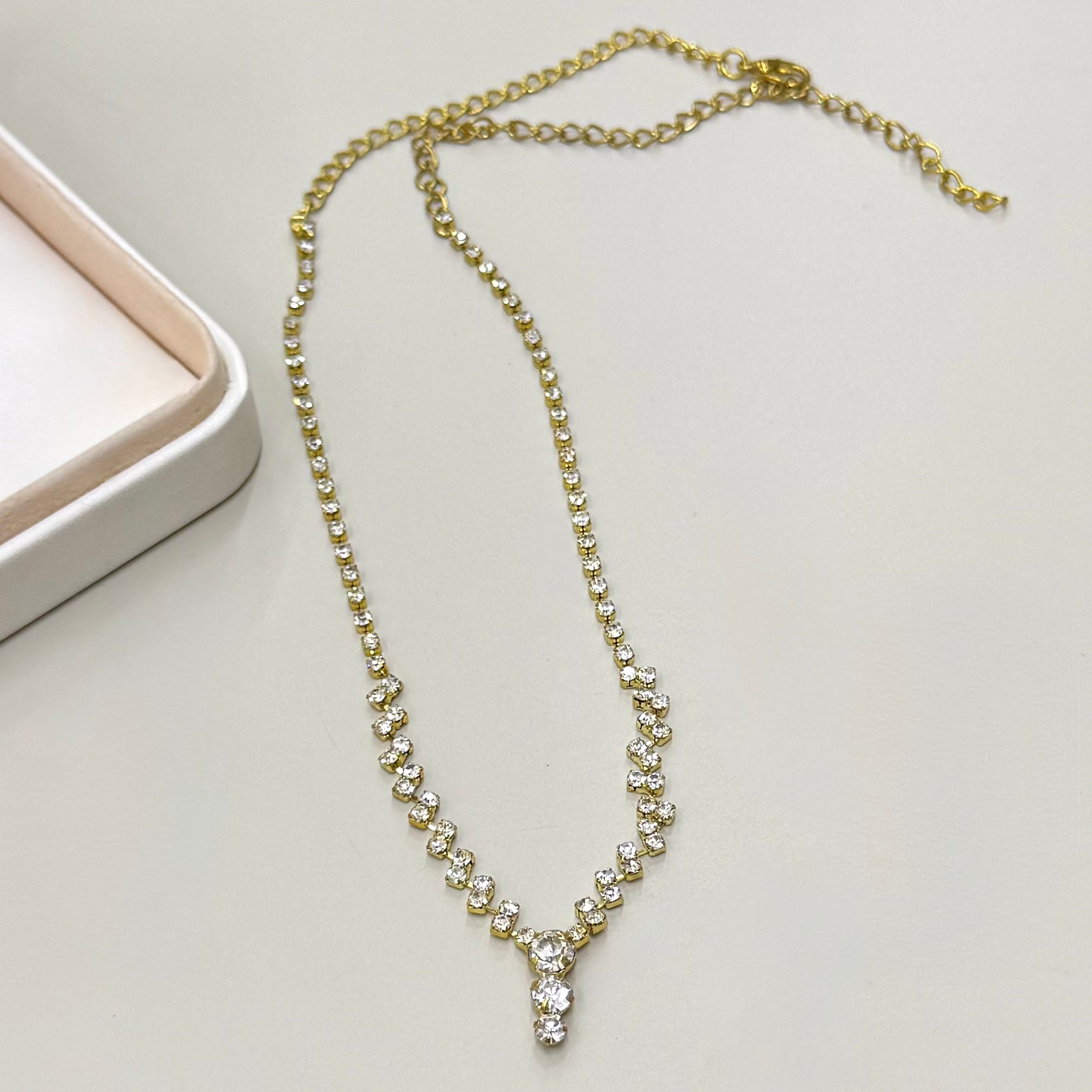COLLAR | STRASS DORADO EN V