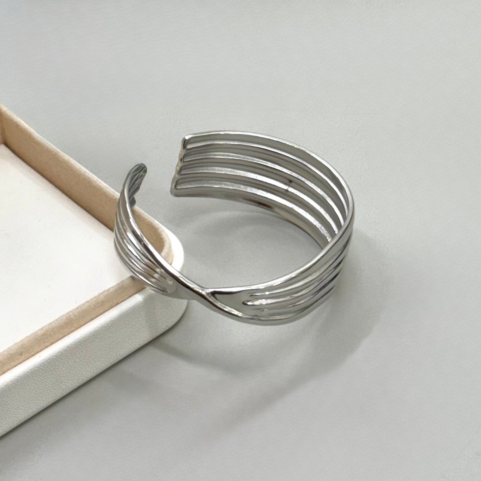 PULSERA RIGIDA | CINCO LINEAS Y UN DODLEZ