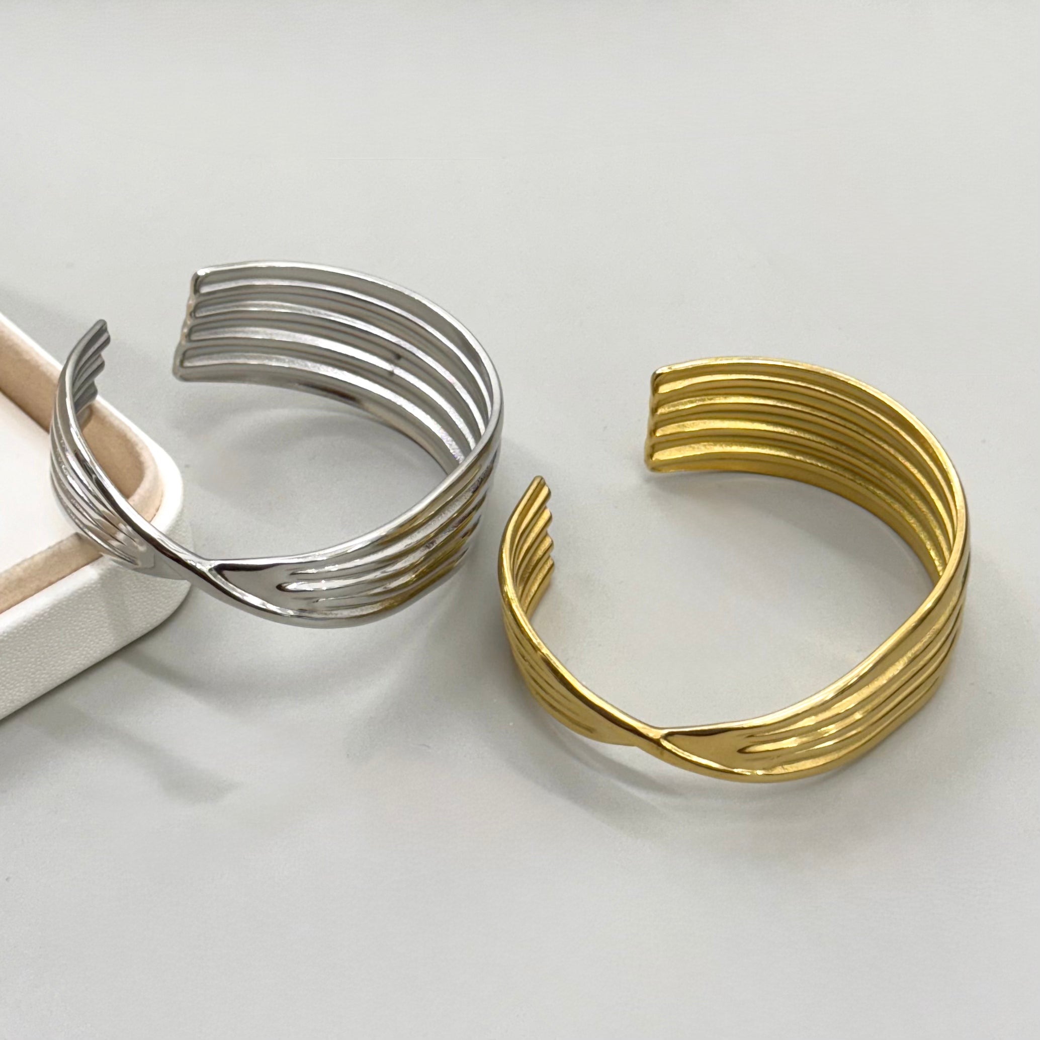 PULSERA RIGIDA | CINCO LINEAS Y UN DODLEZ