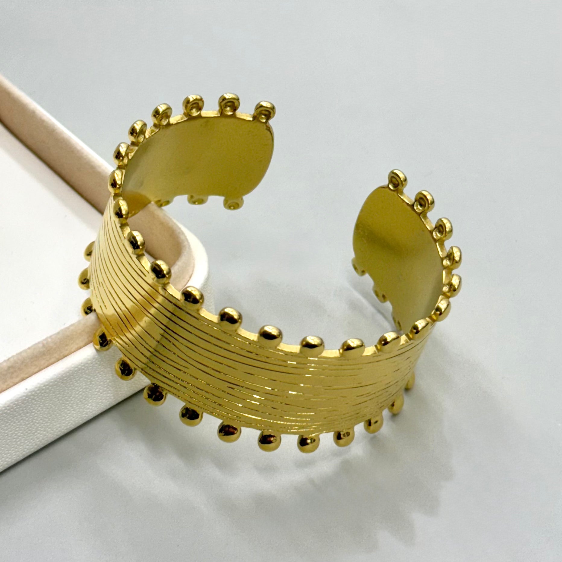 PULSERA RIGIDA |  DISEÑO CENTRAL Y CIRCULOS BORDE