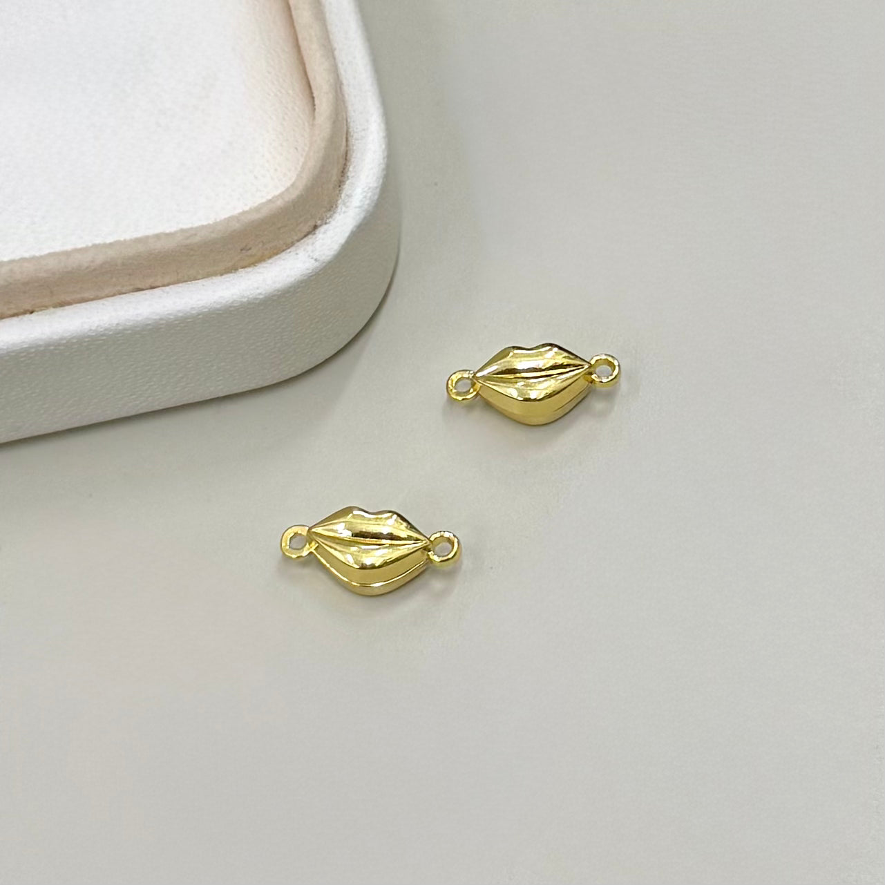 BROCHE IMAN | LABIOS | BAÑO DE ORO