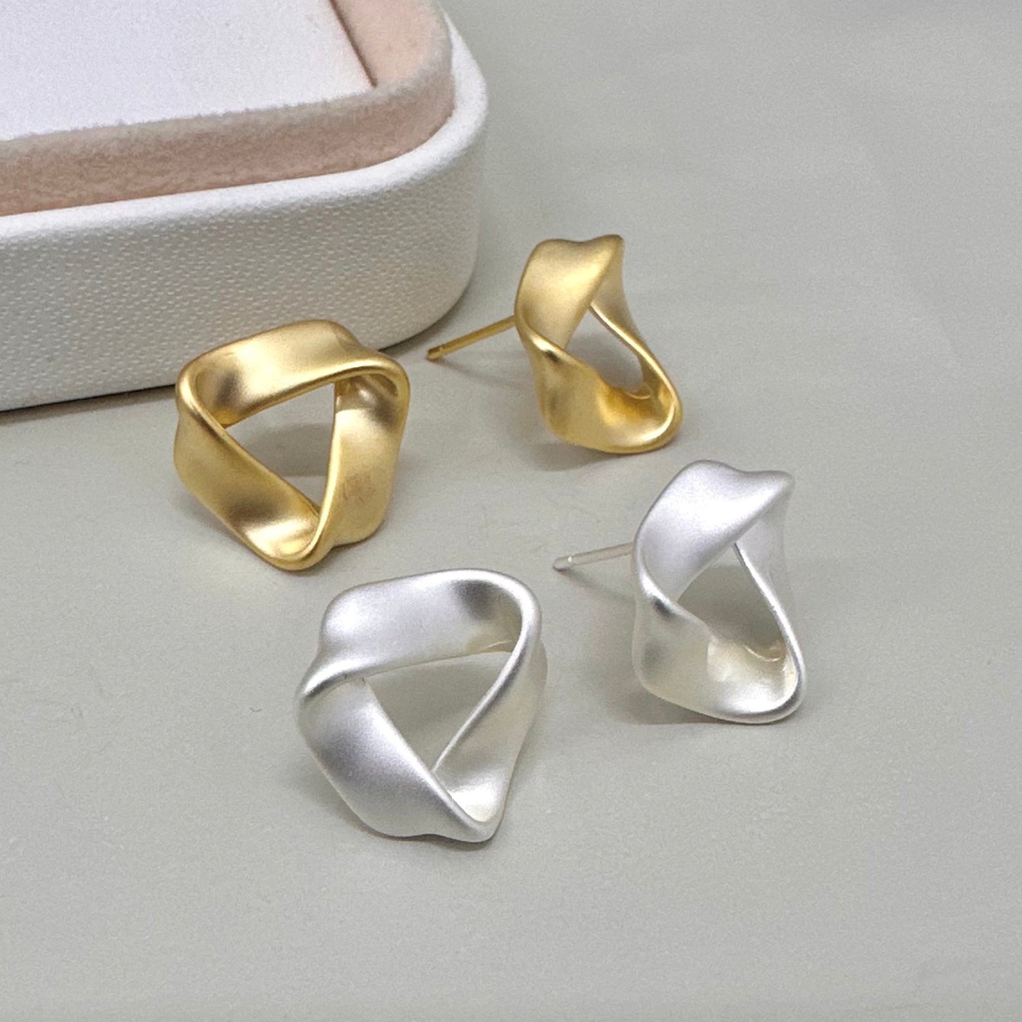 AROS  BAÑO DE ORO | TRIANGULO TRIDIMENCIONAL PERLADO | 17MM X 16MM