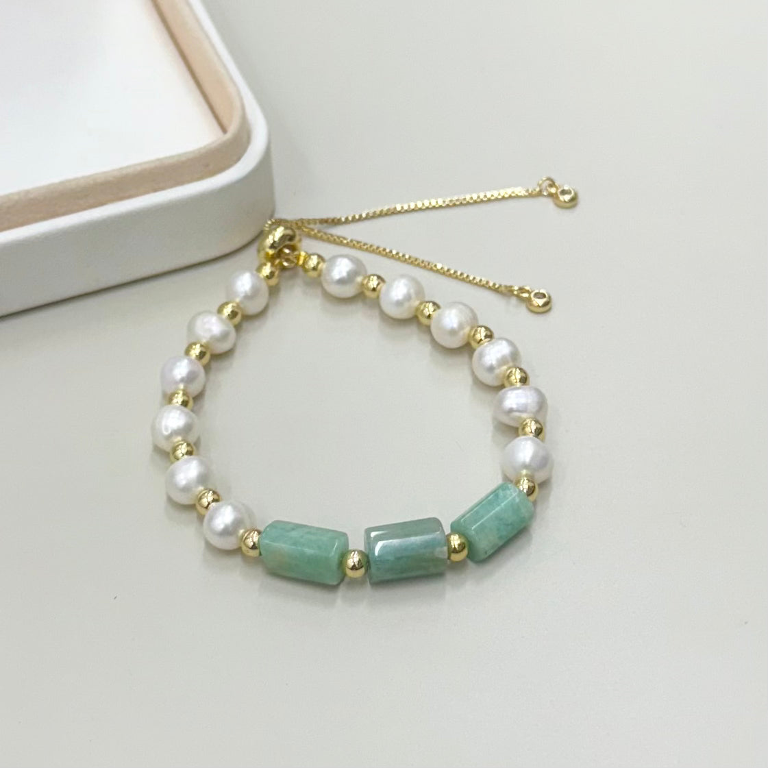PULSERA PERLA DE RIO Y PIEDRA NATURAL