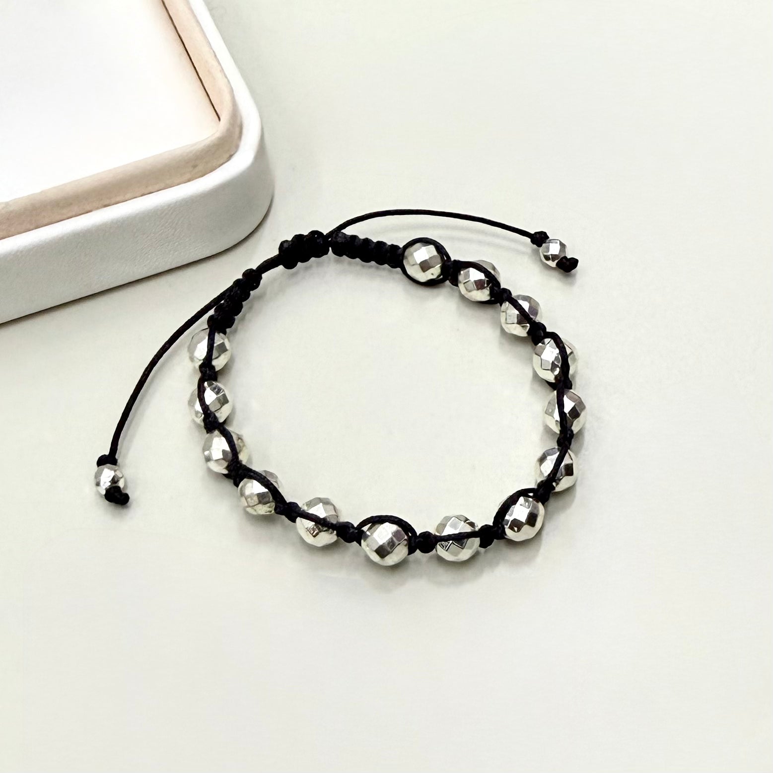 PULSERA NEGRO HEMATITA | LUNAM