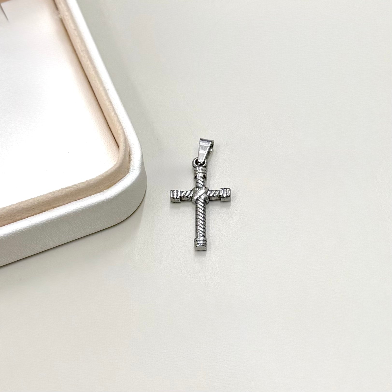 COLGANTE RELIGIOSO | CRUZ DISEÑO TRENZADO