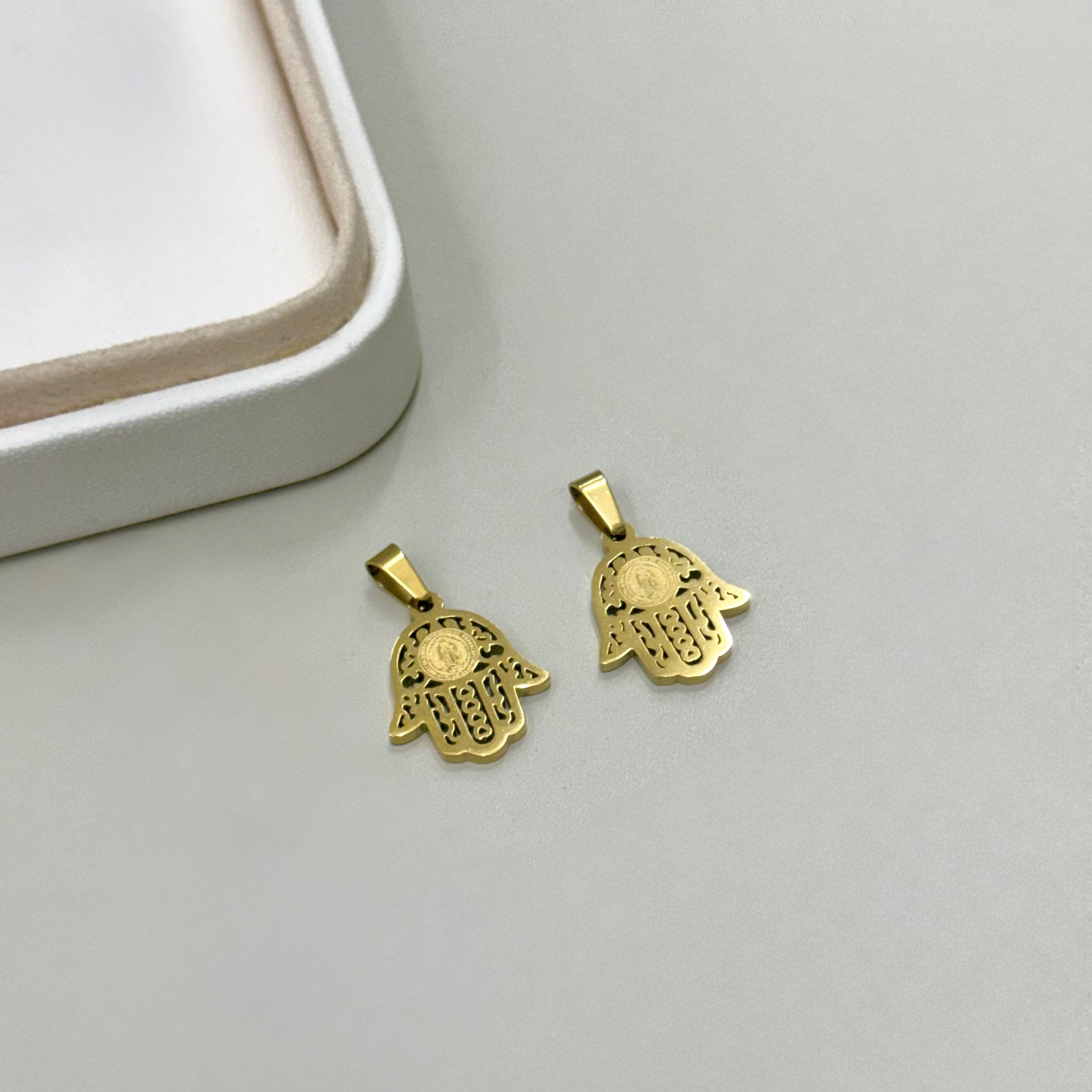 COLGANTE RELIGIOSO | MANO CON VIRGEN | BAÑO DE ORO