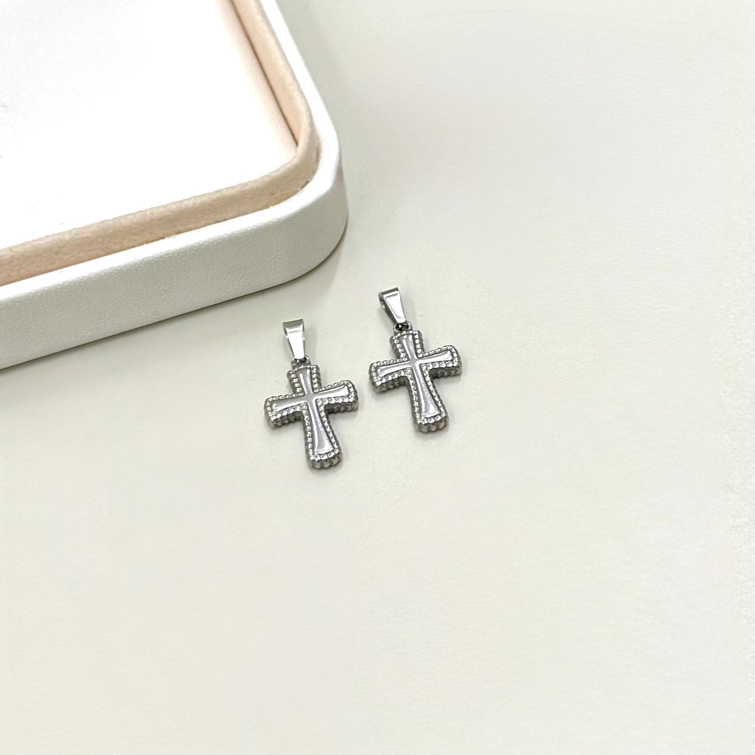 COLGANTE RELIGIOSO | CRUZ DISEÑO CON PUNTOS | BAÑO DE ORO