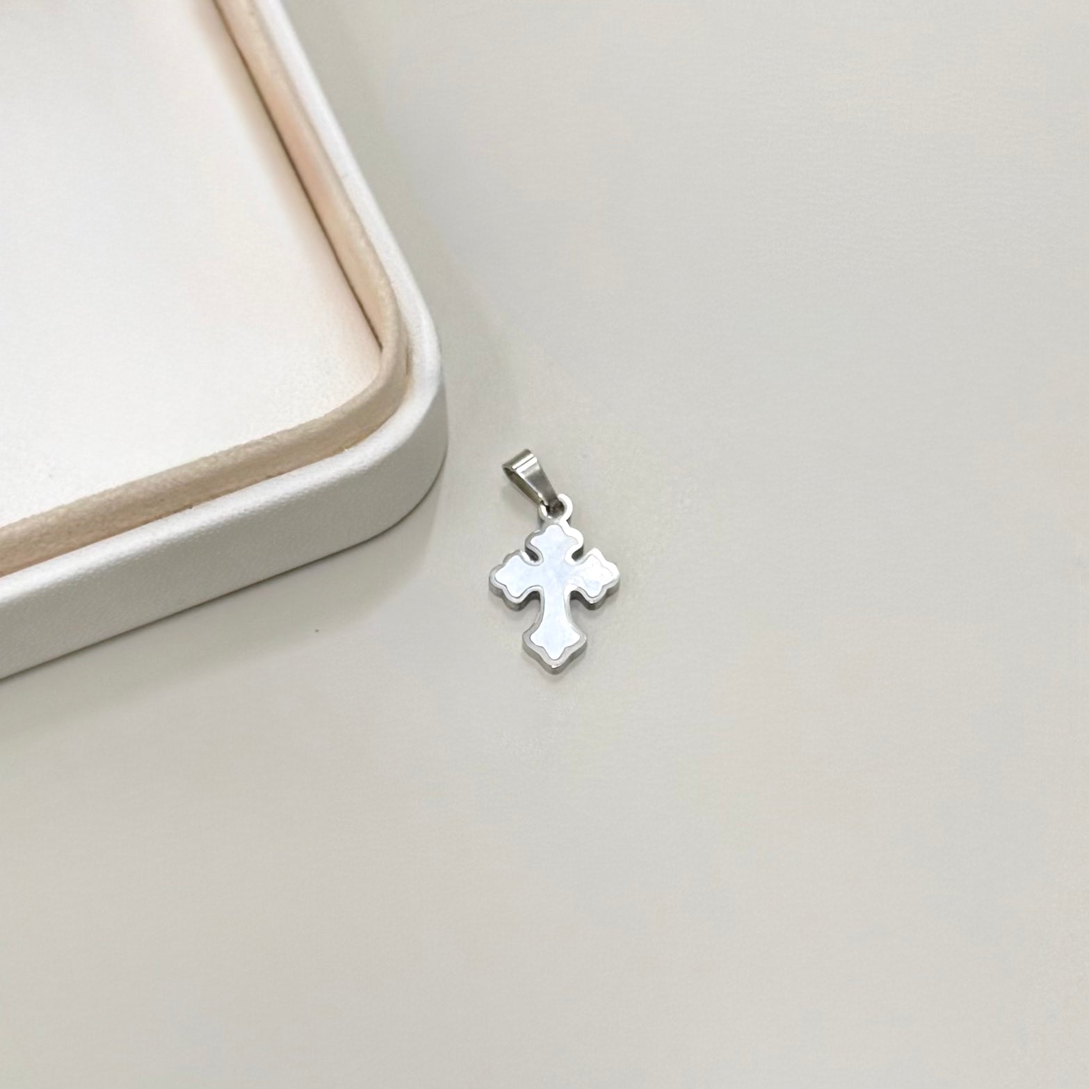 COLGANTE RELIGIOSO | CRUZ BLANCA NACARADA | BAÑO DE ORO