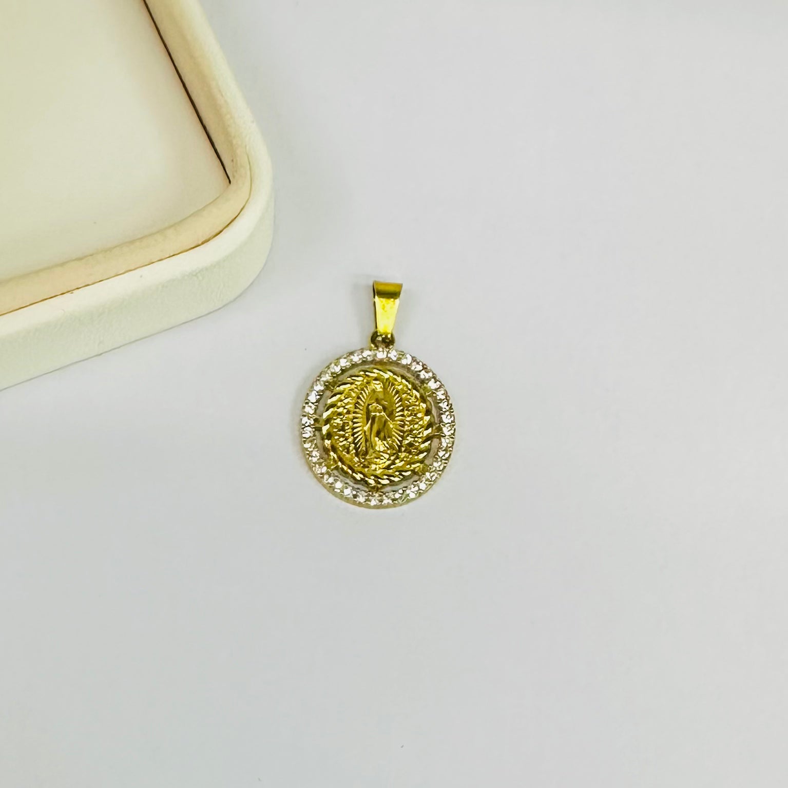 COLGANTE RELIGIOSO | MEDALLON VIRGEN CIRCULAR ORNAMENTADO