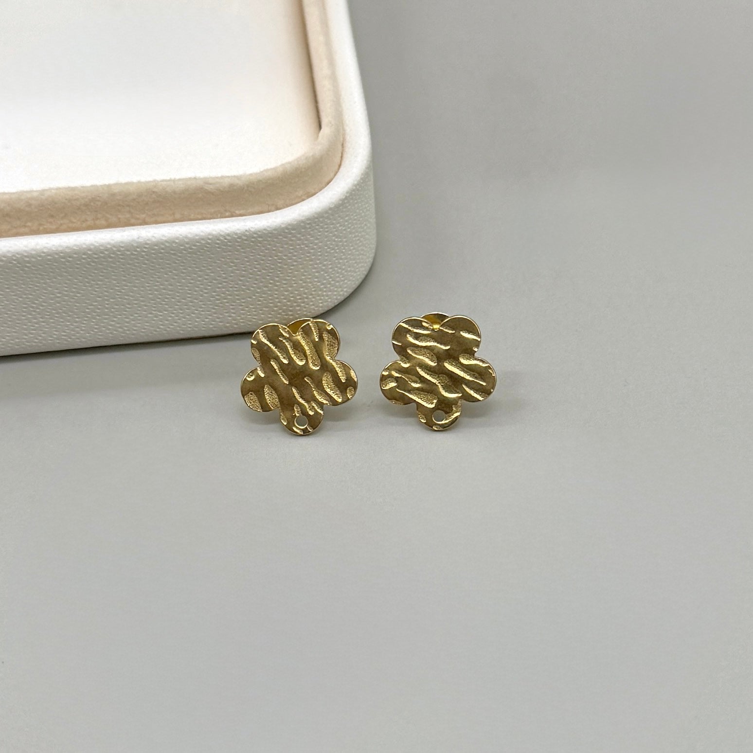 BASE DE ARO | FLOR DISEÑO| ACERO | BAÑO DE ORO 18K