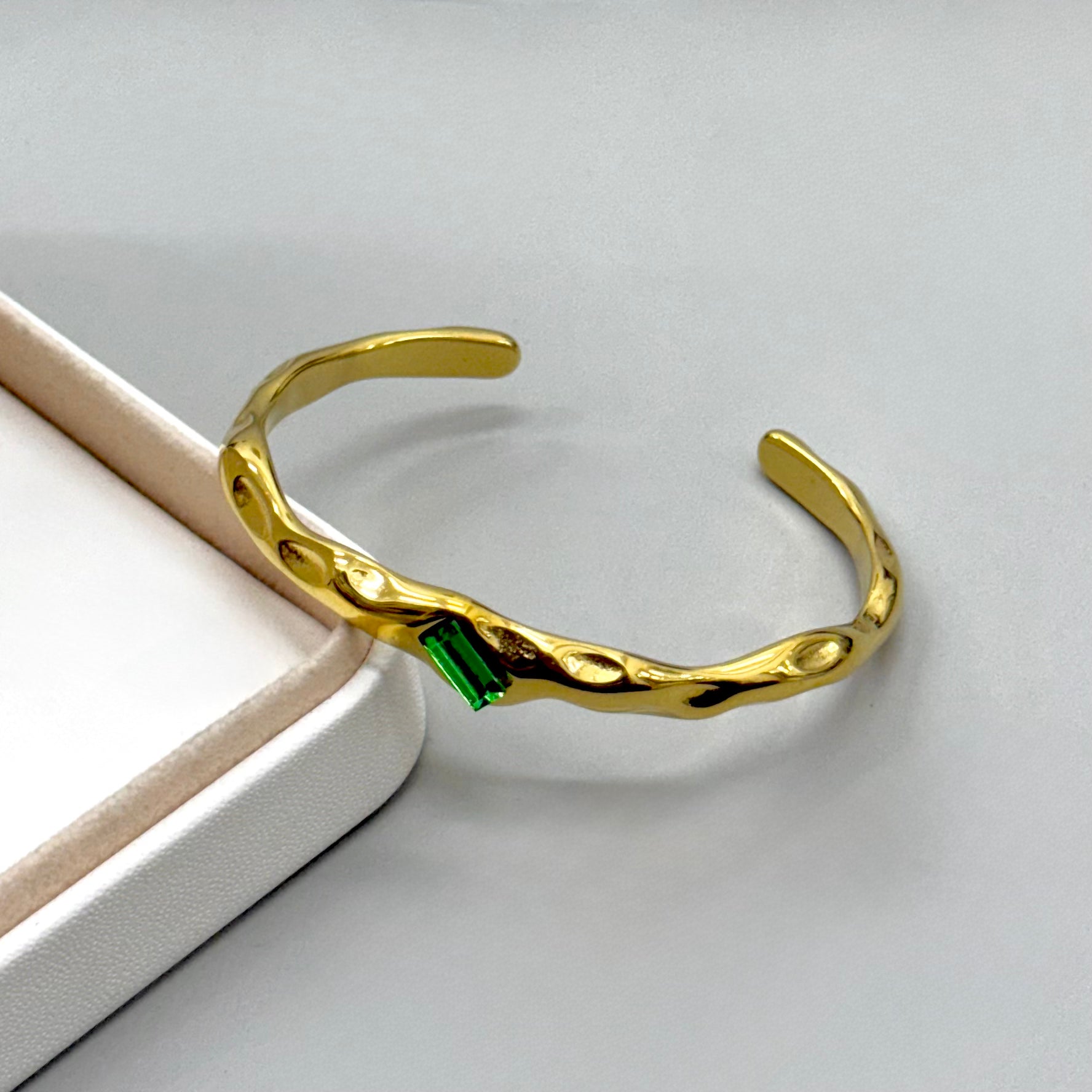PULSERA RIGIDA | IRREGULAR CON STRASS VERDE