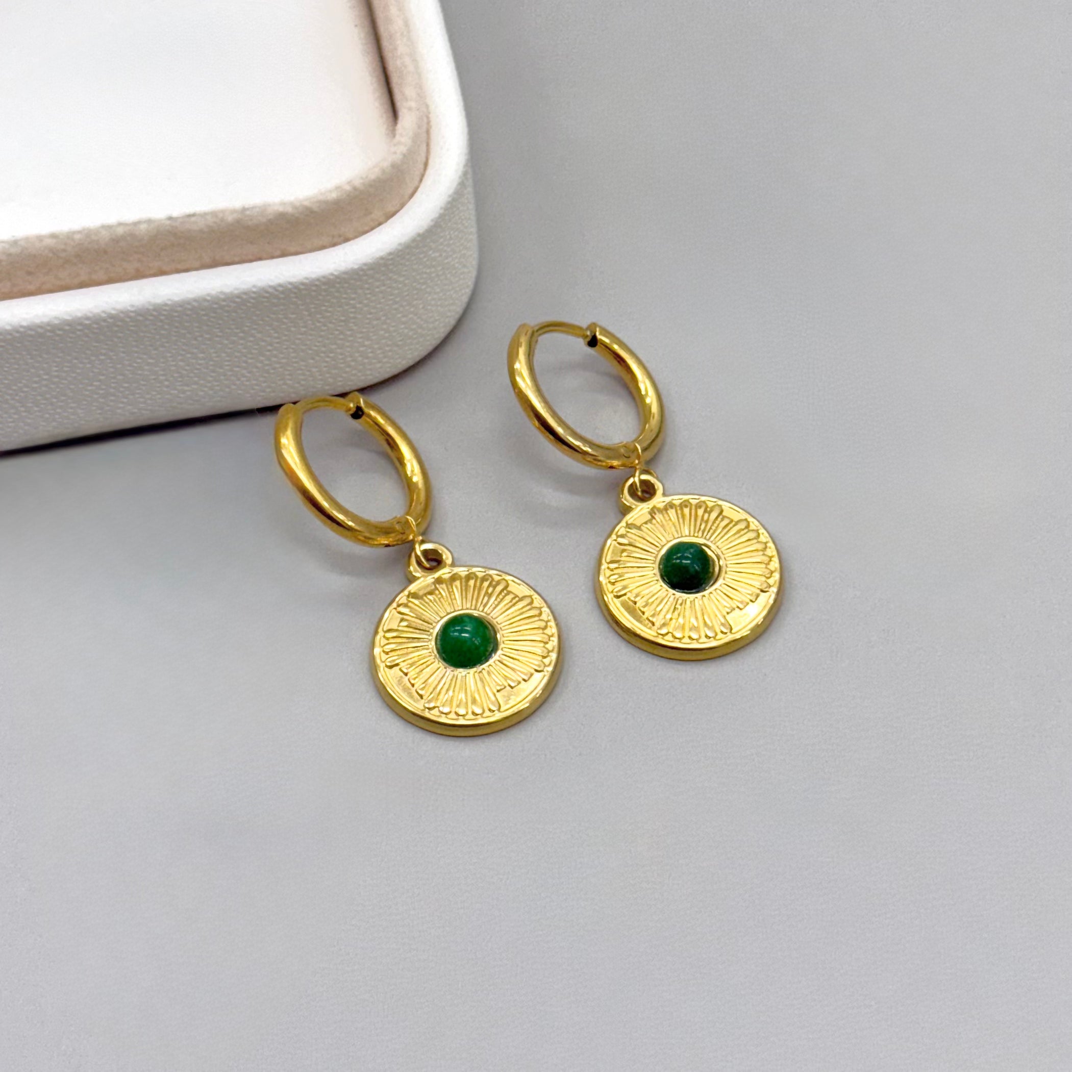 AROS | ARGOLLA CON DIJE DISEÑO SOL Y CENTRO VERDE