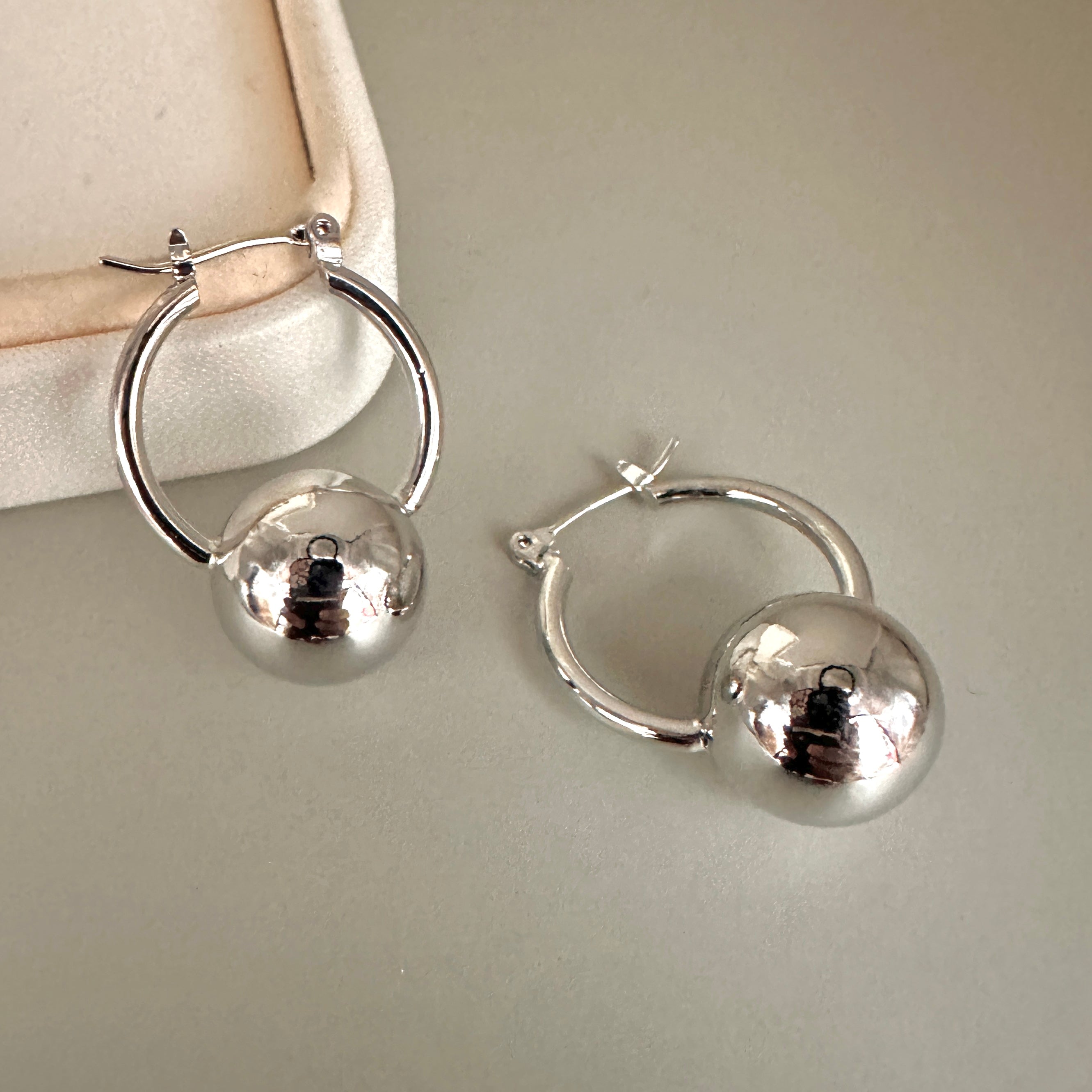 AROS | ARGOLLA CON ESFERA CENTRAL