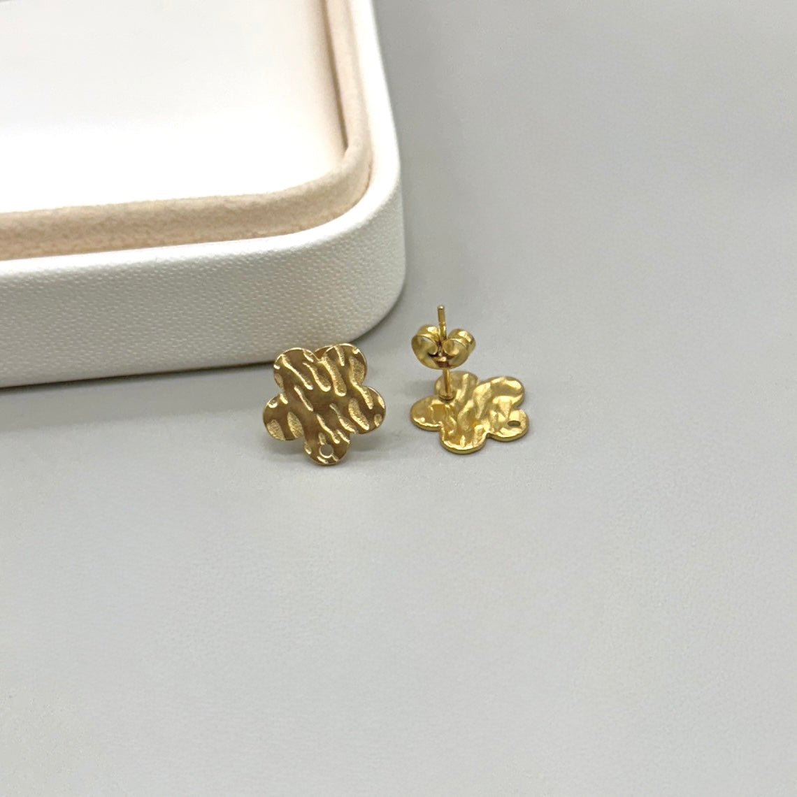 BASE DE ARO | FLOR DISEÑO| ACERO | BAÑO DE ORO 18K