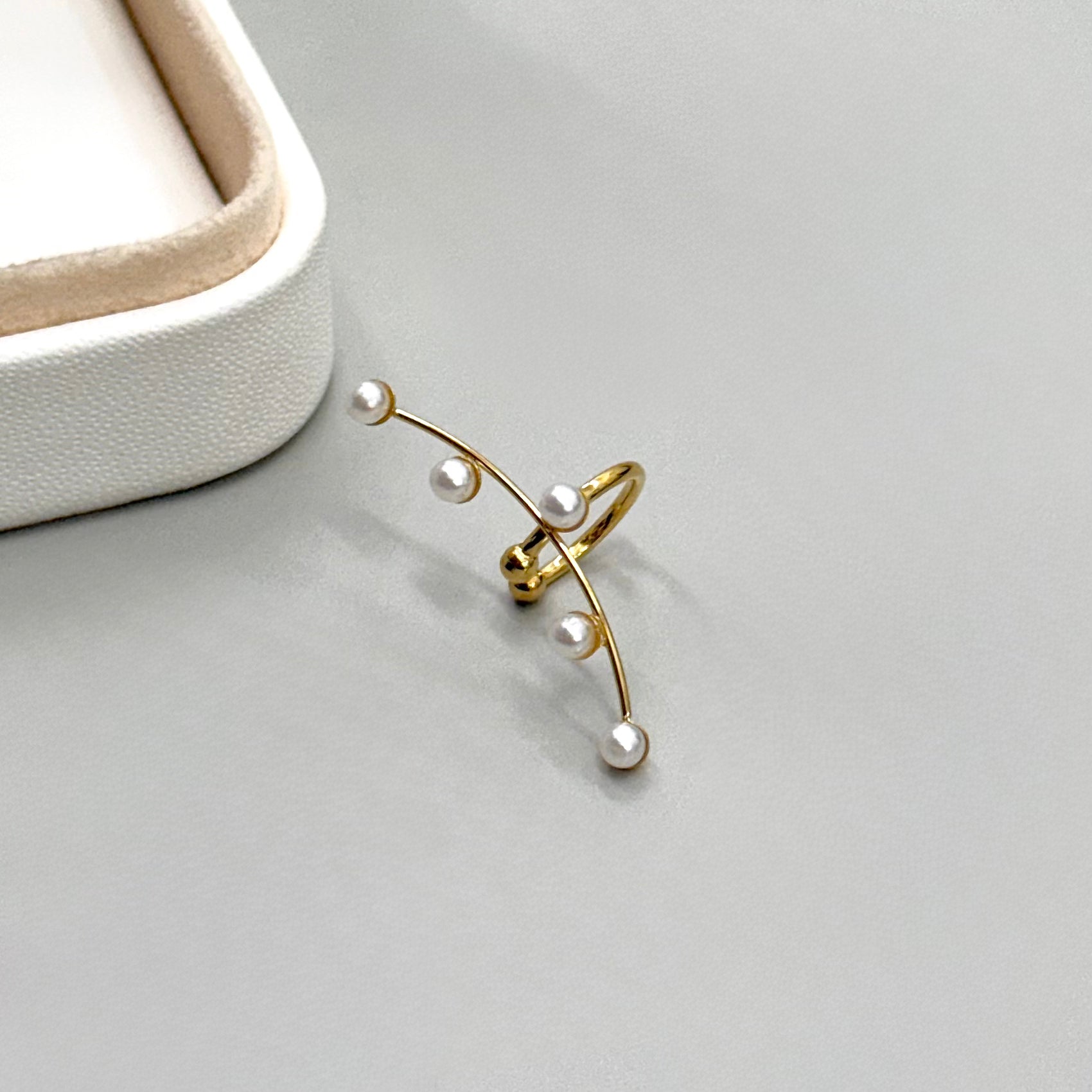 EAR CUFF ARCO CON MINI PERLAS| BAÑO DE ORO 18K