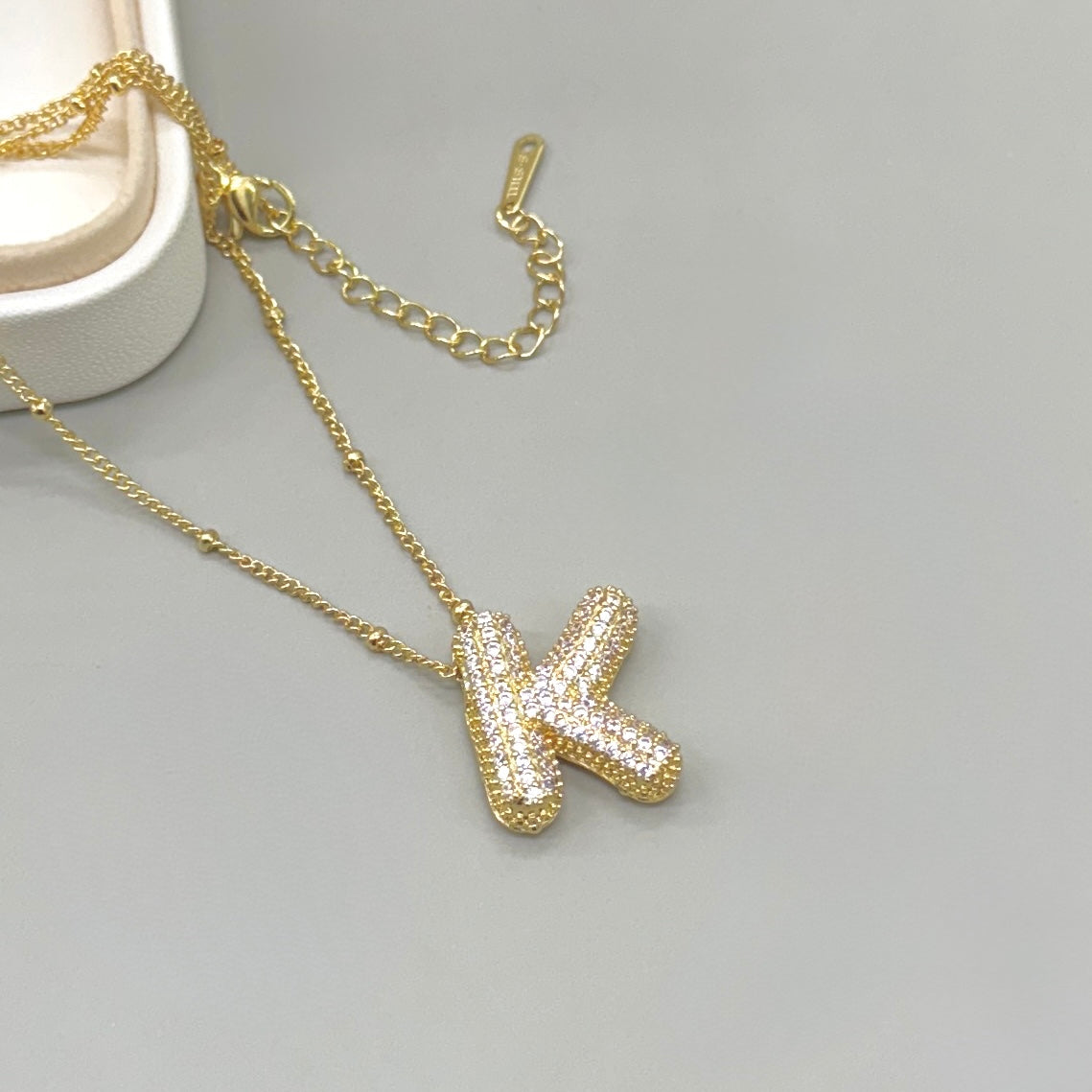 COLLAR | CADENA CON BOLITA Y LETRA