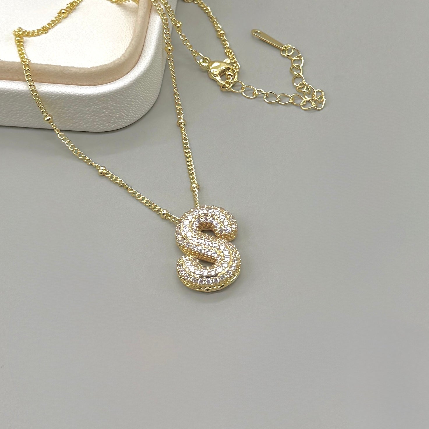 COLLAR | CADENA CON BOLITA Y LETRA