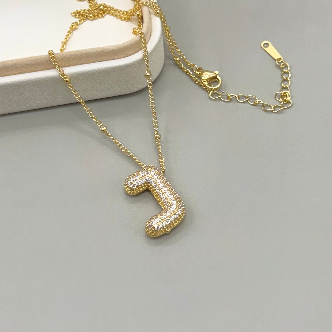 COLLAR | CADENA CON BOLITA Y LETRA