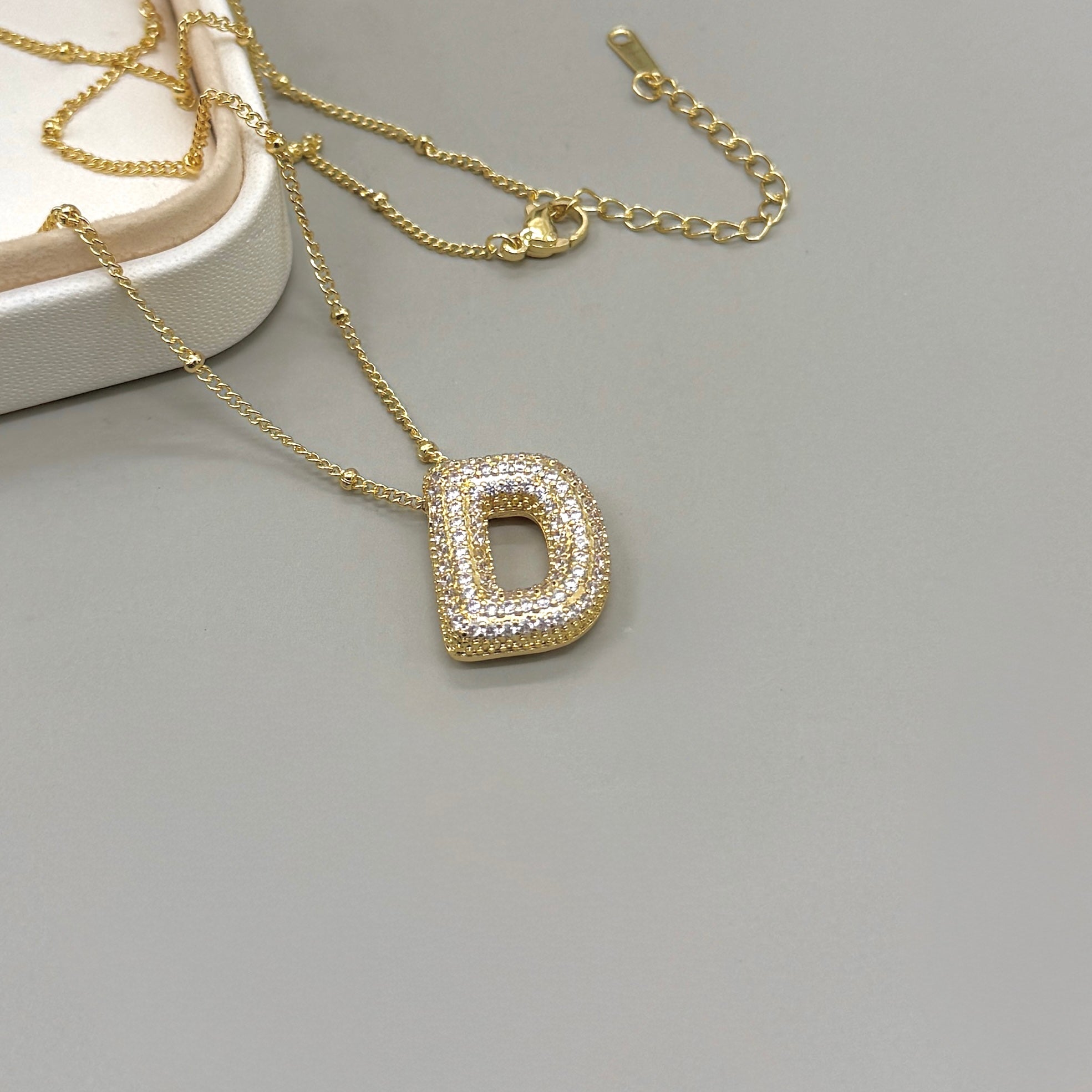 COLLAR | CADENA CON BOLITA Y LETRA