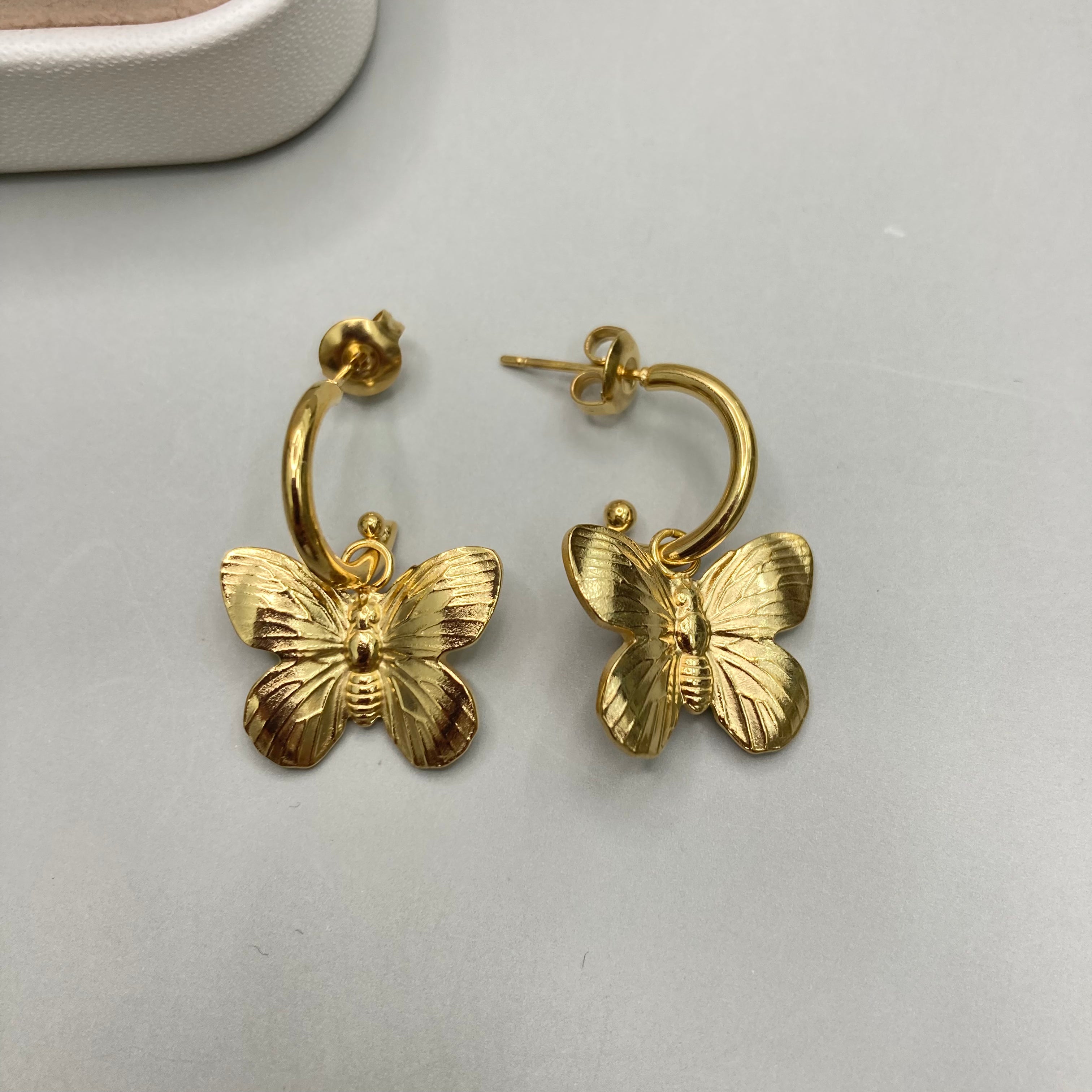 AROS | ARGOLLA EN C CON DIJE DE MARIPOSA