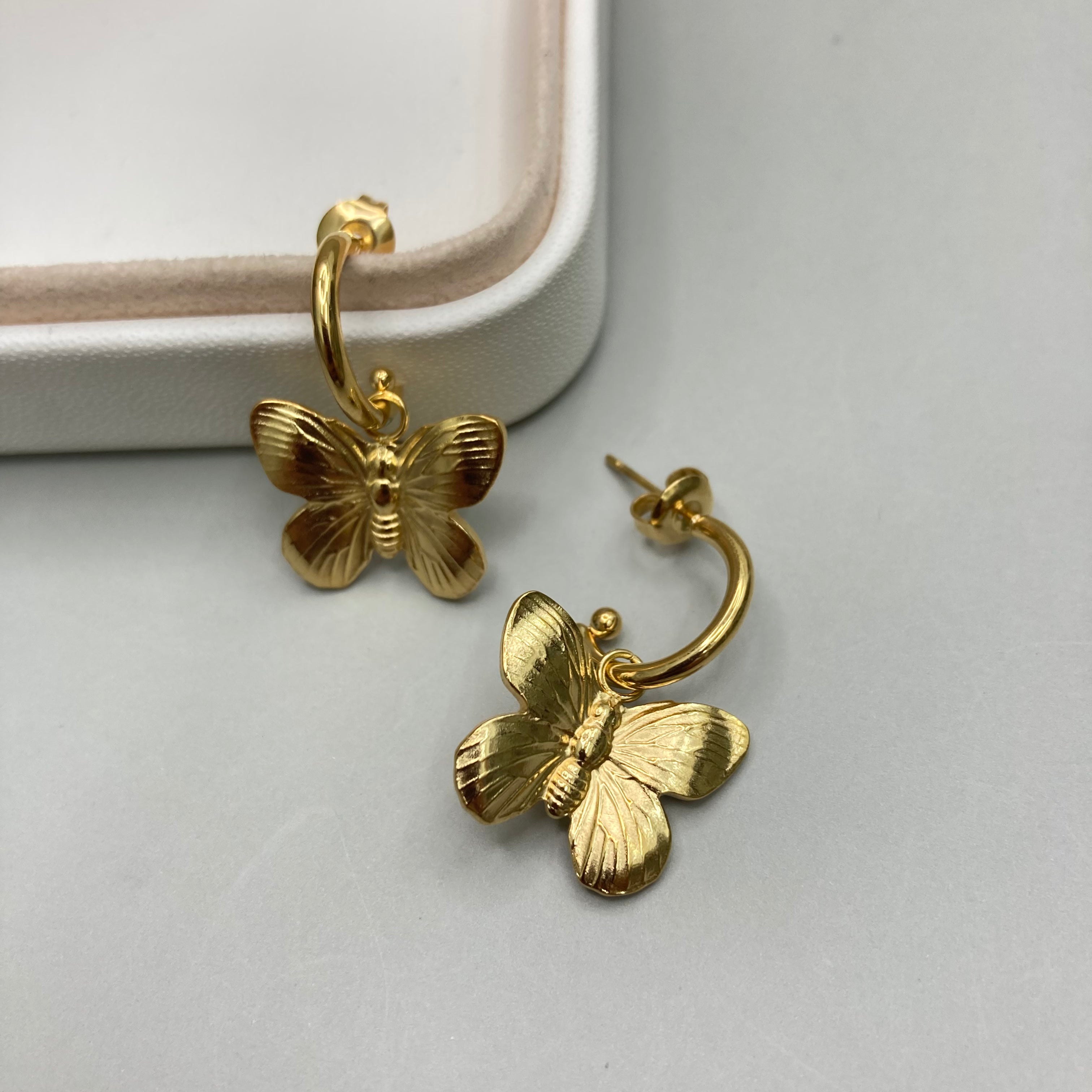 AROS | ARGOLLA EN C CON DIJE DE MARIPOSA