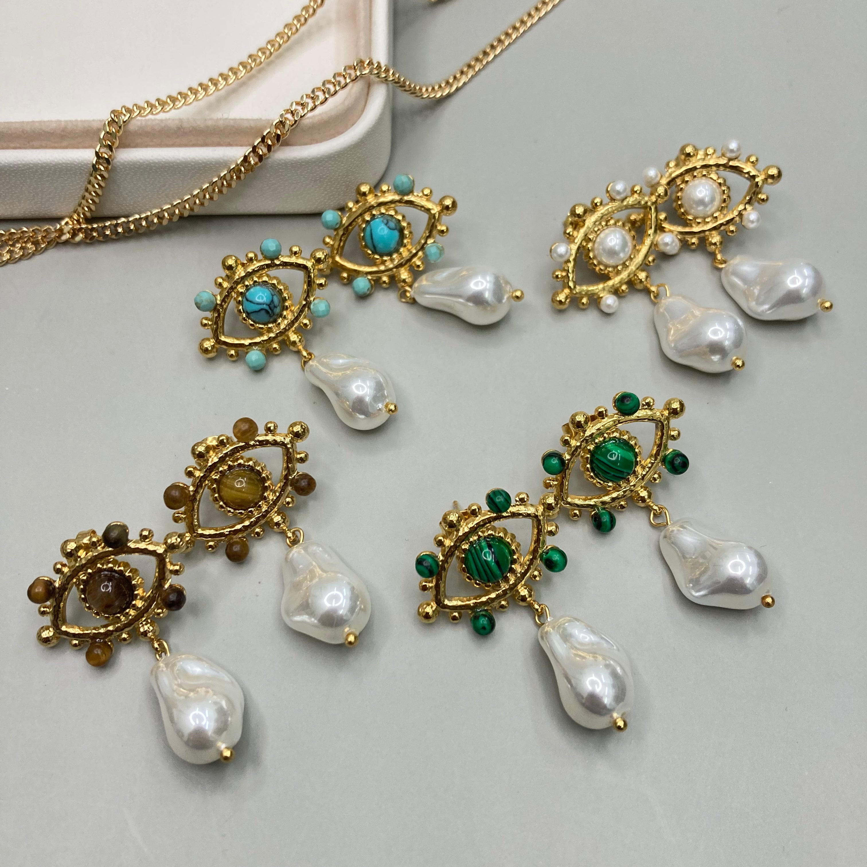 AROS | DISEÑO DE OJO CON PIEDRAS Y PERLA COLGANTE