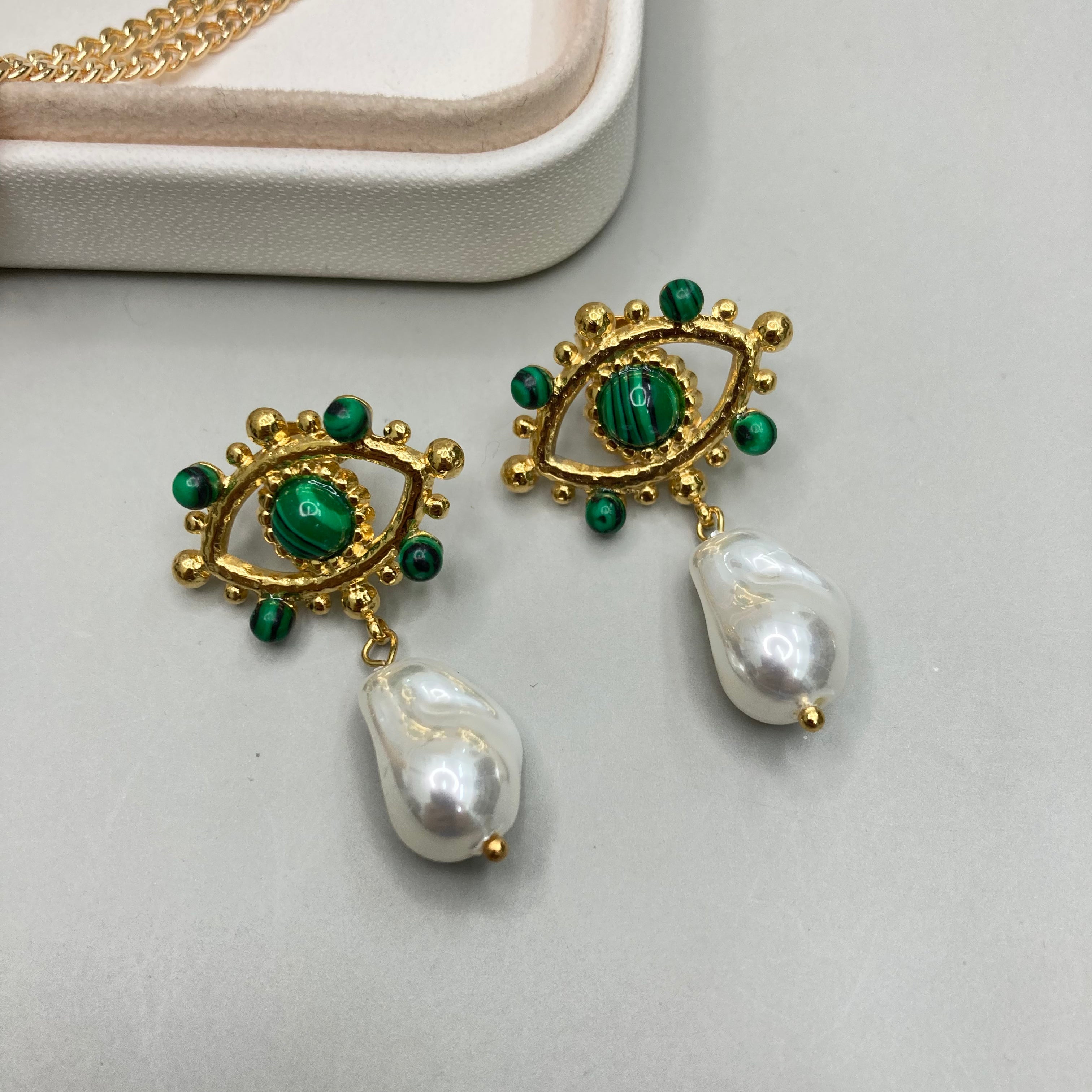 AROS | DISEÑO DE OJO CON PIEDRAS Y PERLA COLGANTE