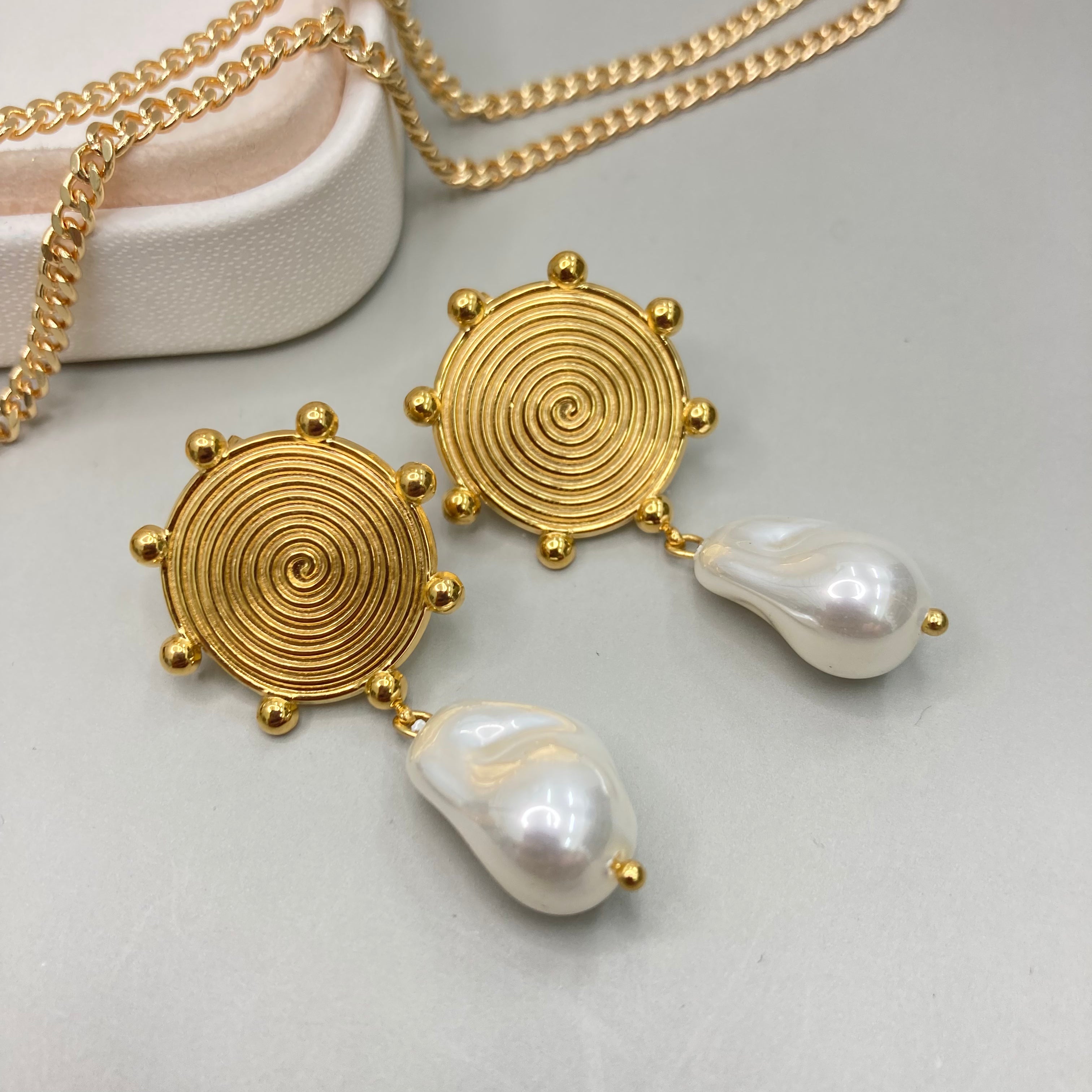 AROS | DISEÑO ESPIRAL CON PERLA COLGANTE