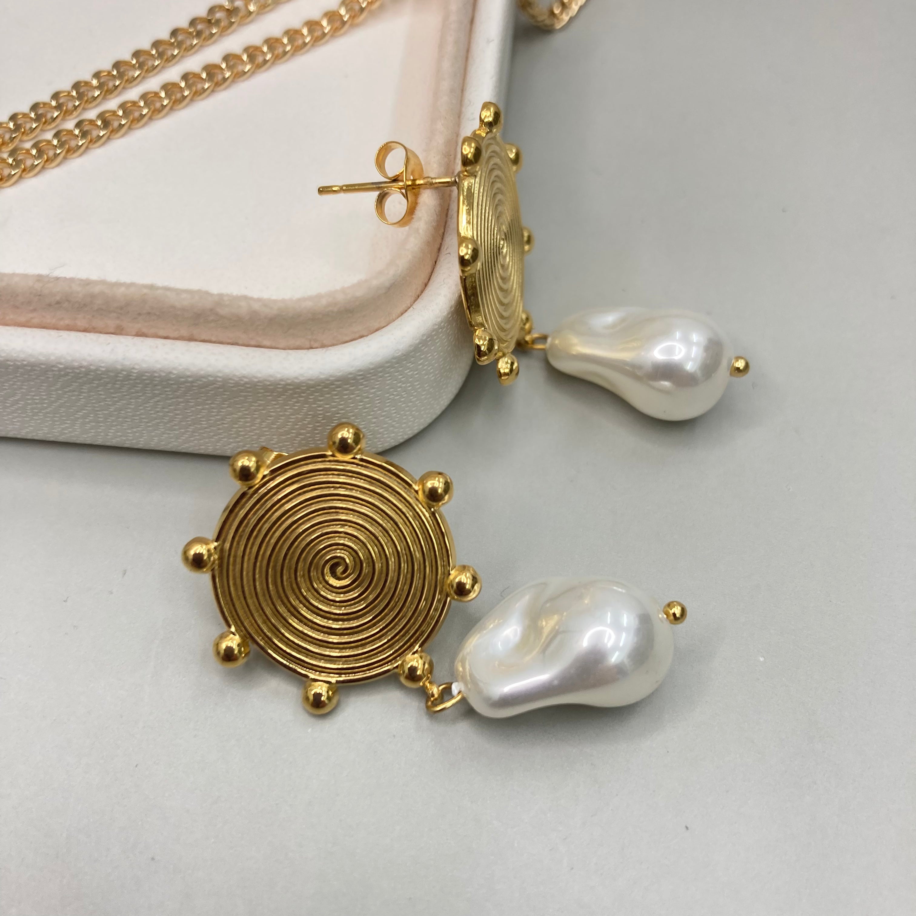 AROS | DISEÑO ESPIRAL CON PERLA COLGANTE