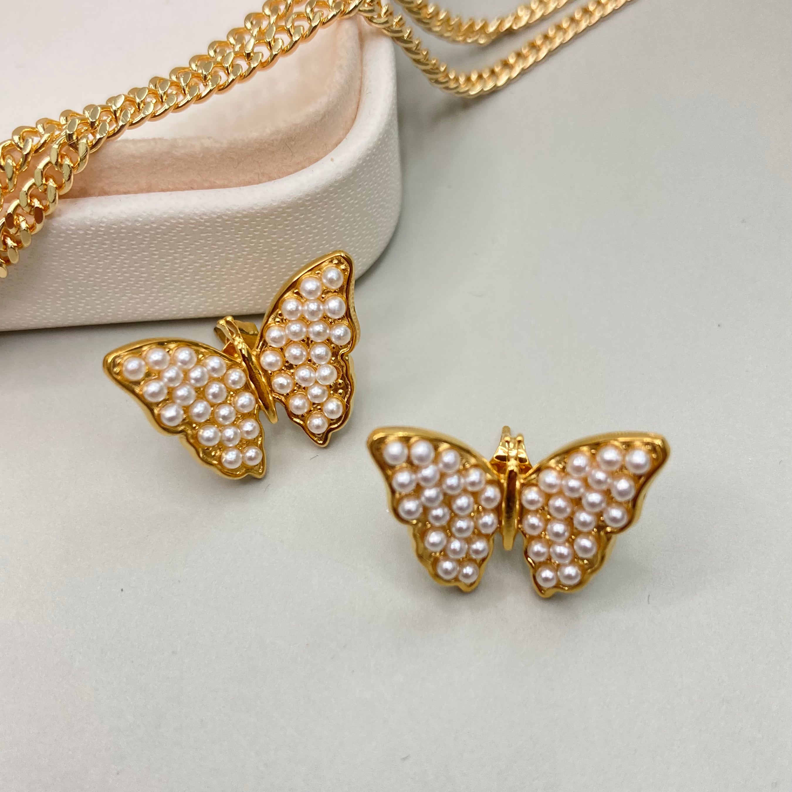 AROS | DISEÑO MARIPOSA CON PERLAS PEQUEÑAS