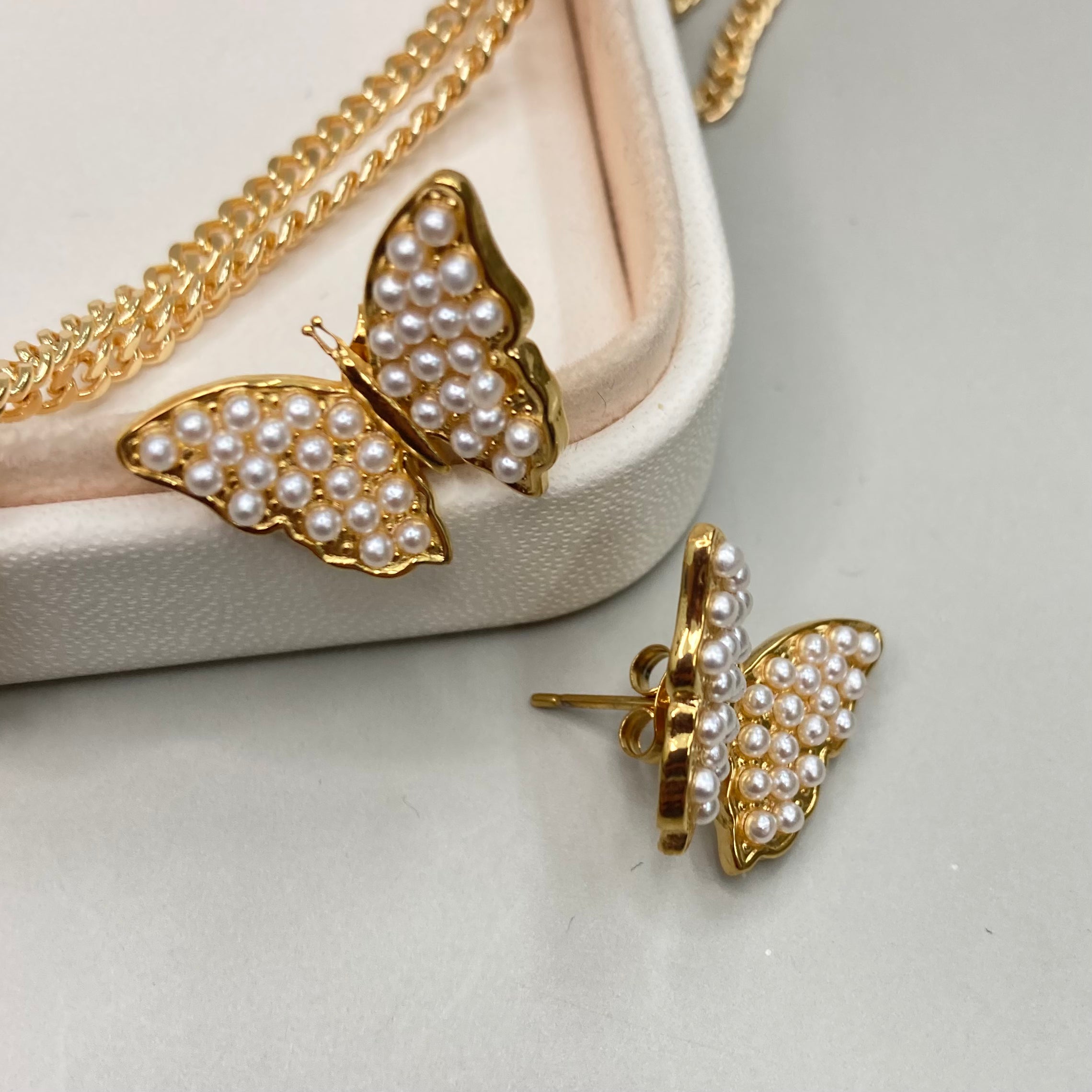 AROS | DISEÑO MARIPOSA CON PERLAS PEQUEÑAS