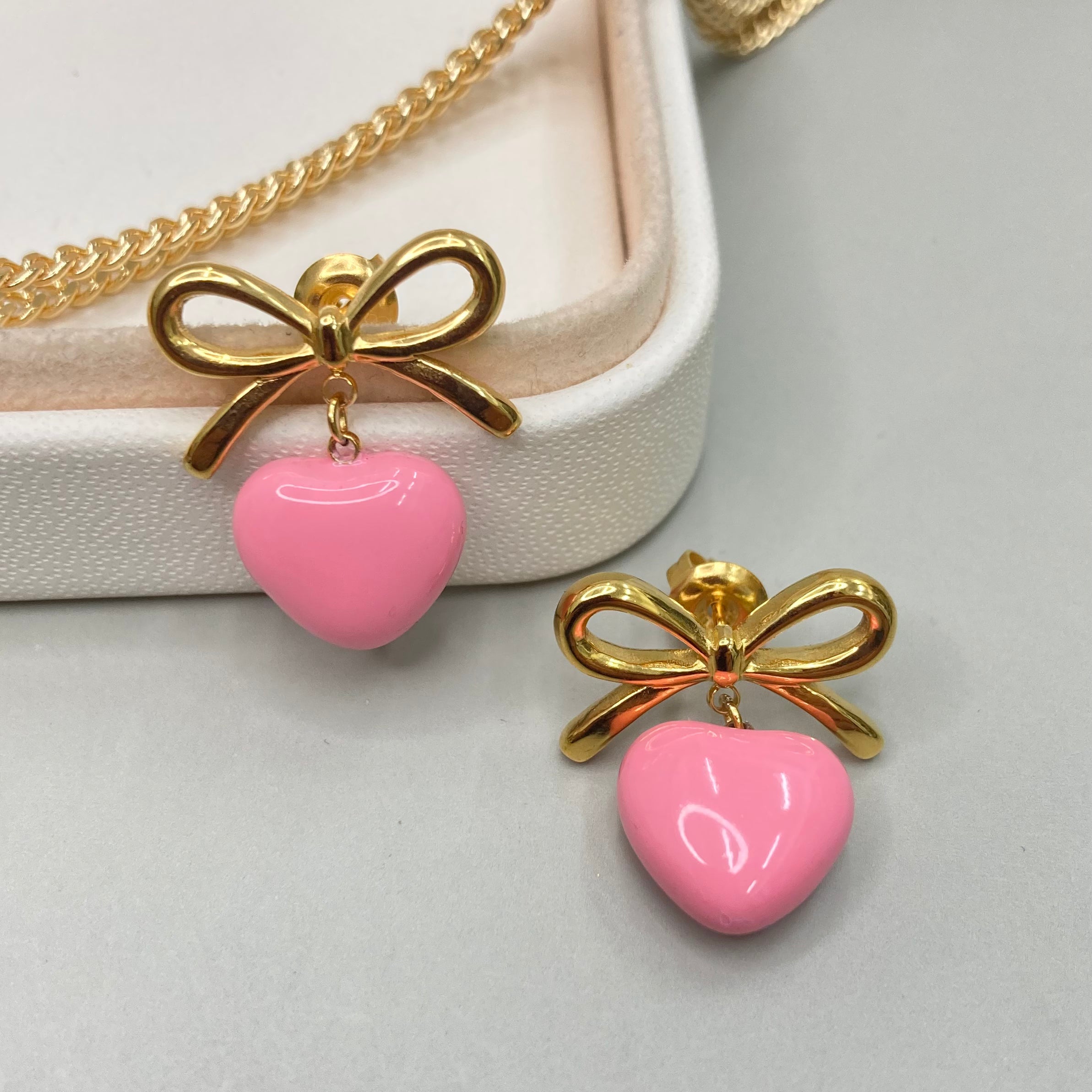 AROS | LAZO CON COLGANTE DE CORAZÓN ROSADO