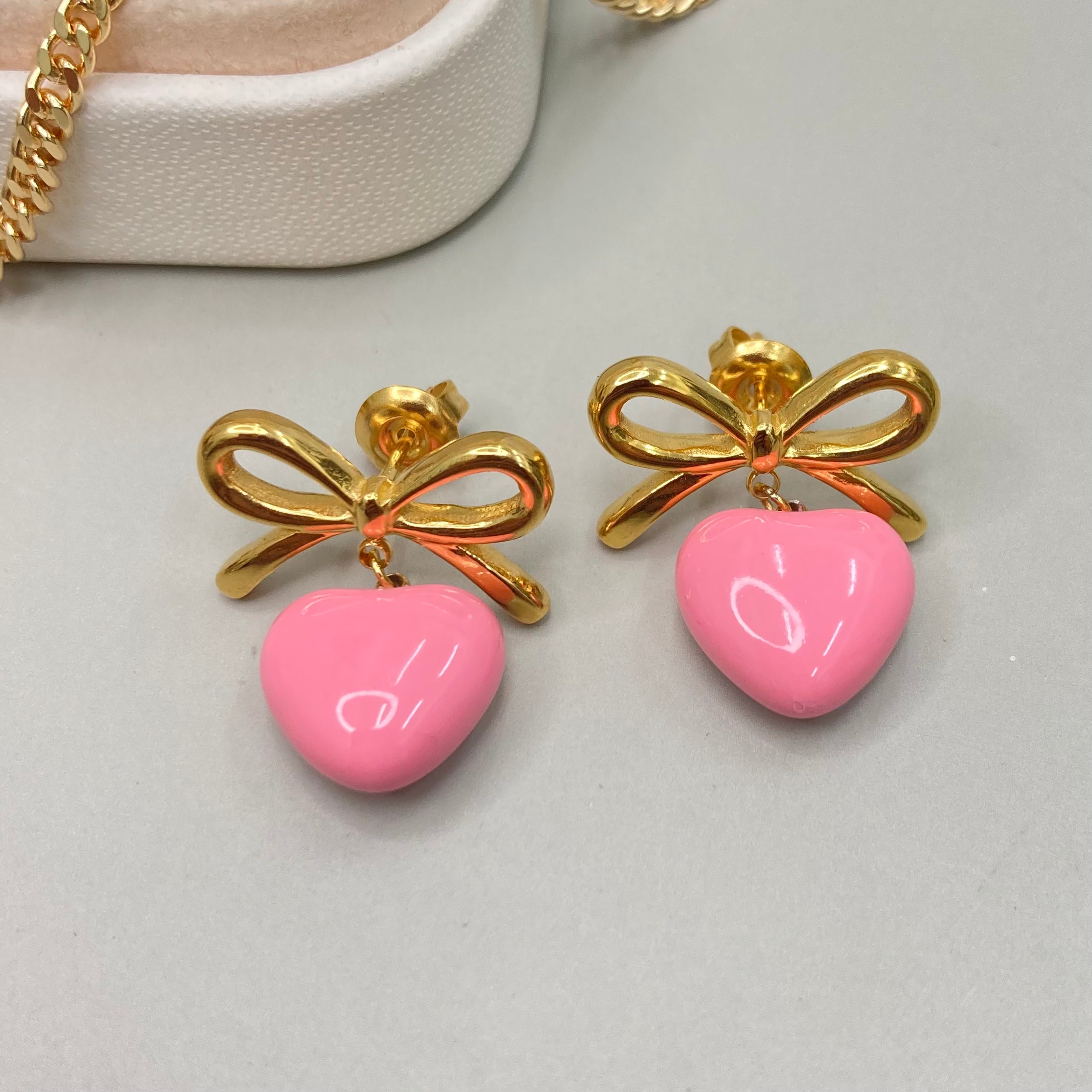 AROS | LAZO CON COLGANTE DE CORAZÓN ROSADO