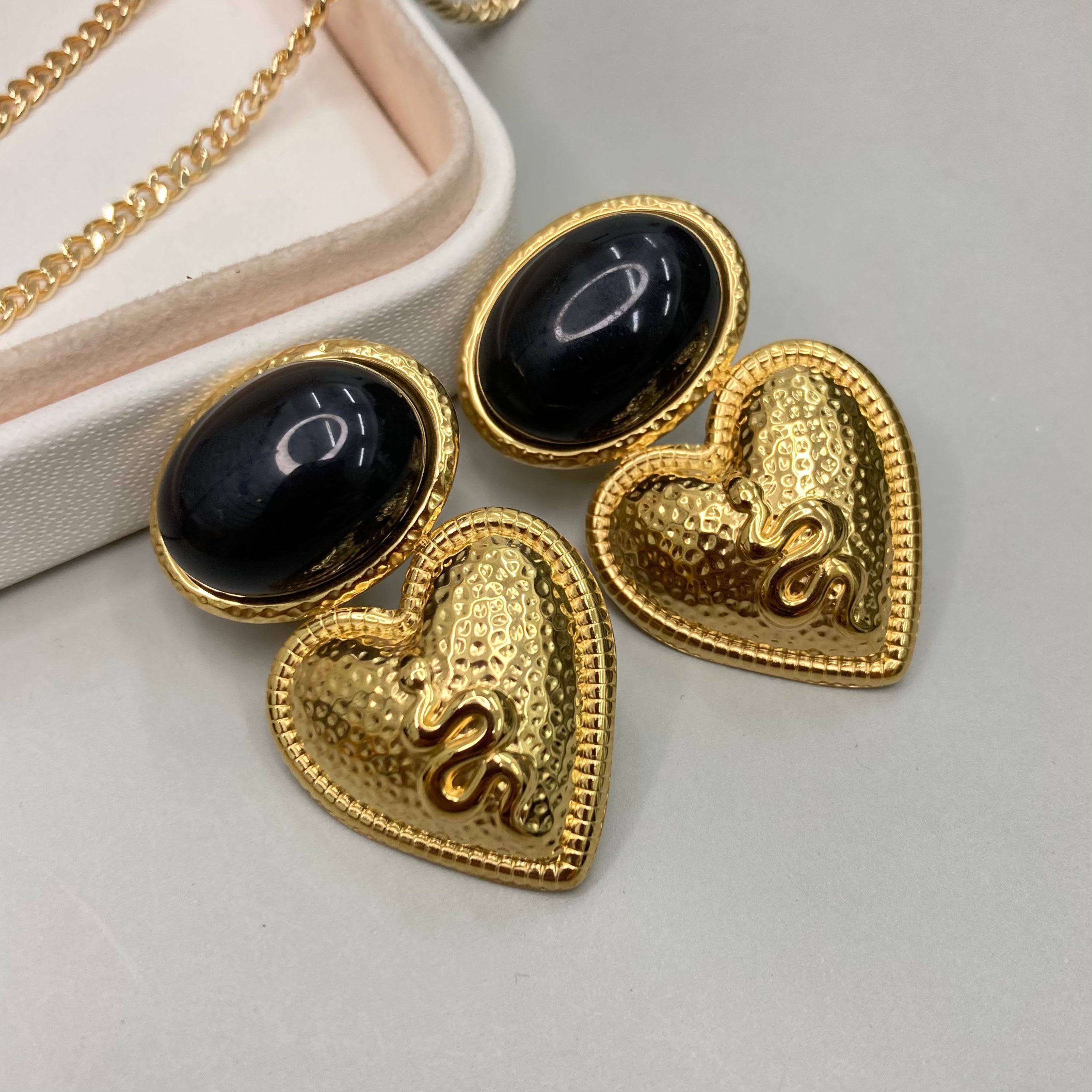 AROS | ÓVALO NEGRO CON CORAZÓN Y SERPIENTE
