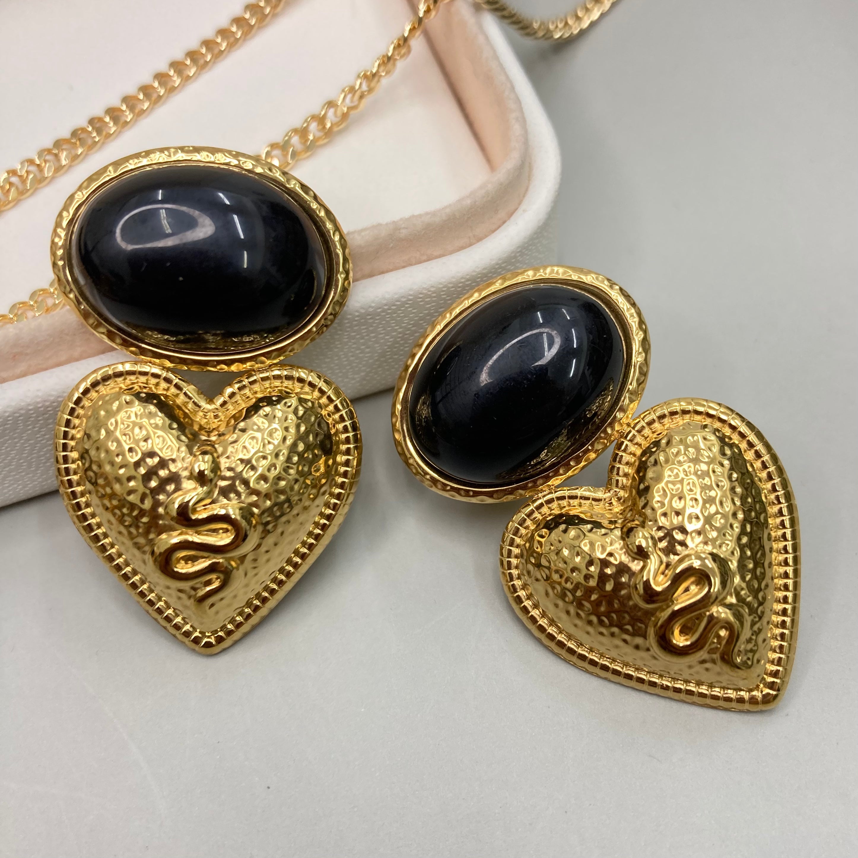 AROS | ÓVALO NEGRO CON CORAZÓN Y SERPIENTE