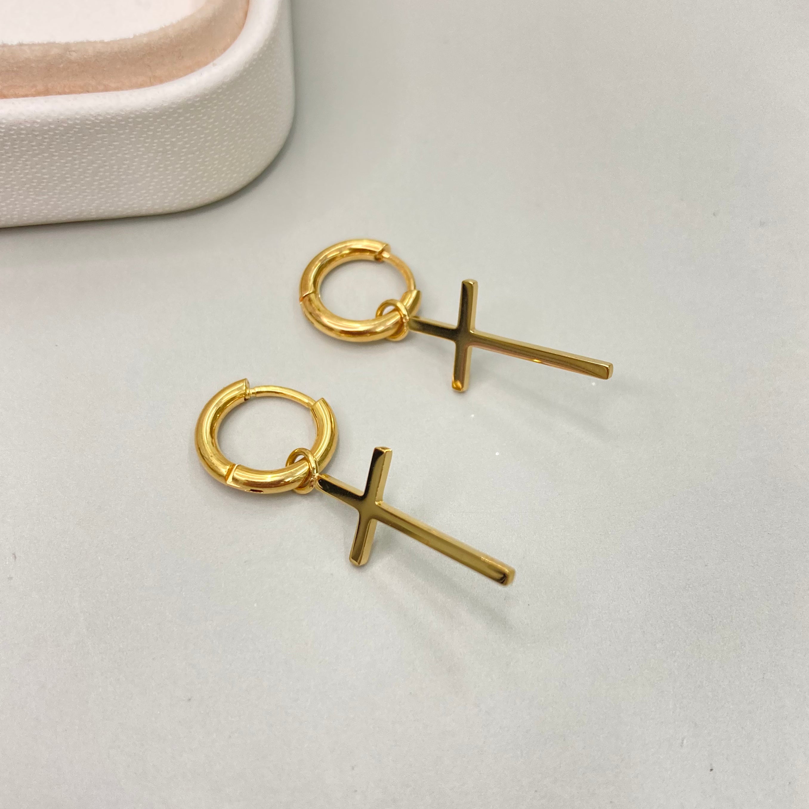 AROS | ARGOLLA CON DIJE DE CRUZ LISO