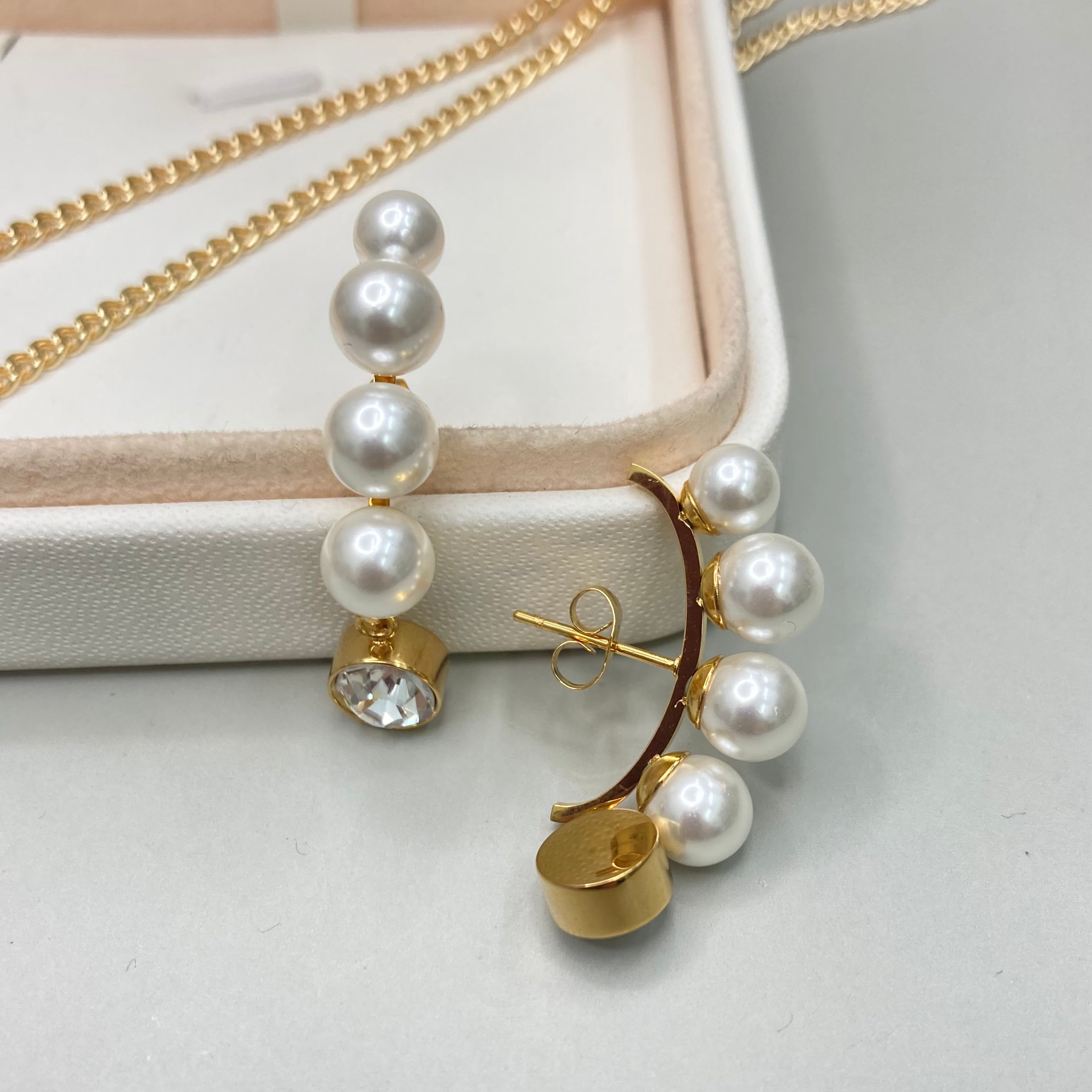 AROS | FORMA DE C CON PERLAS Y CRISTAL COLGANTE
