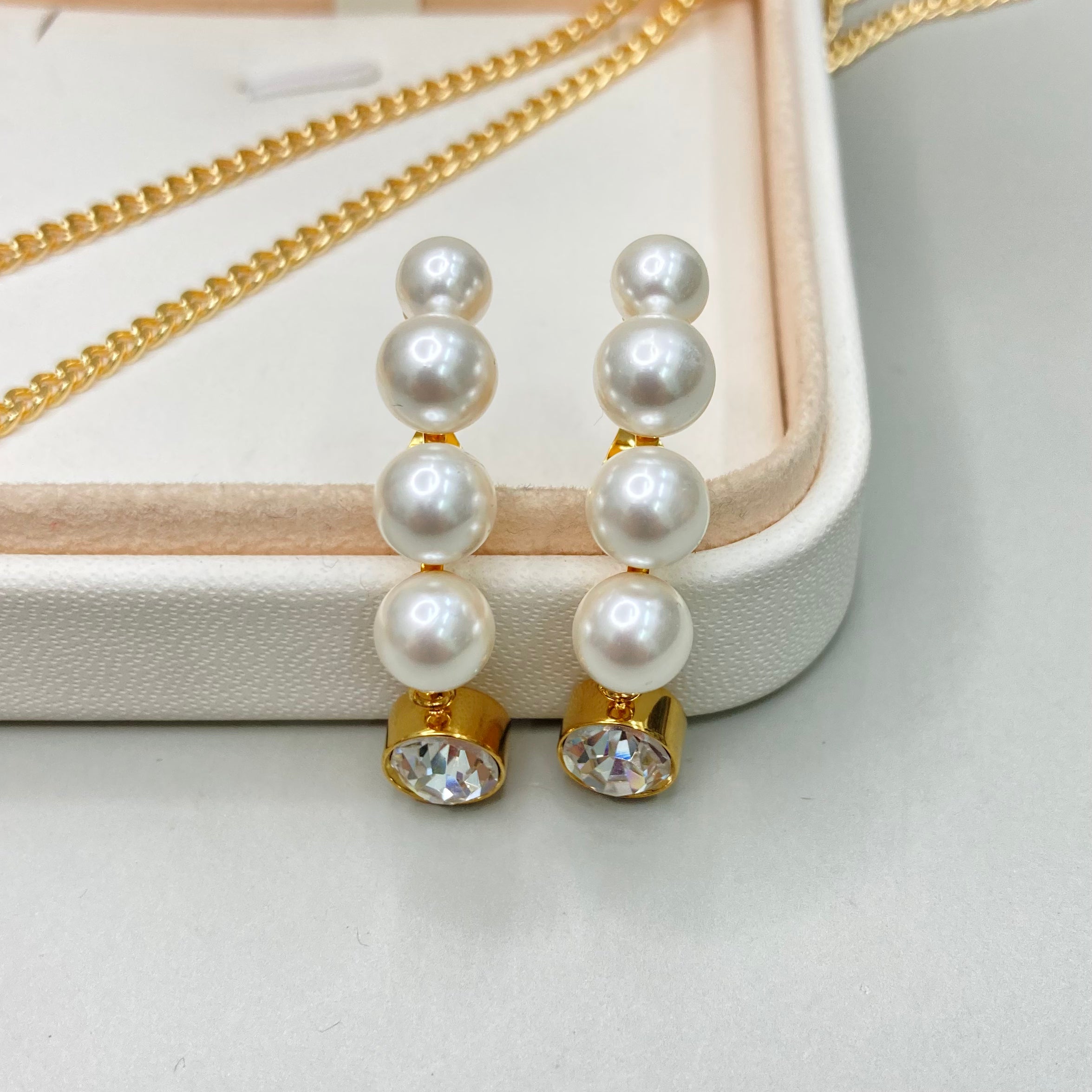 AROS | FORMA DE C CON PERLAS Y CRISTAL COLGANTE