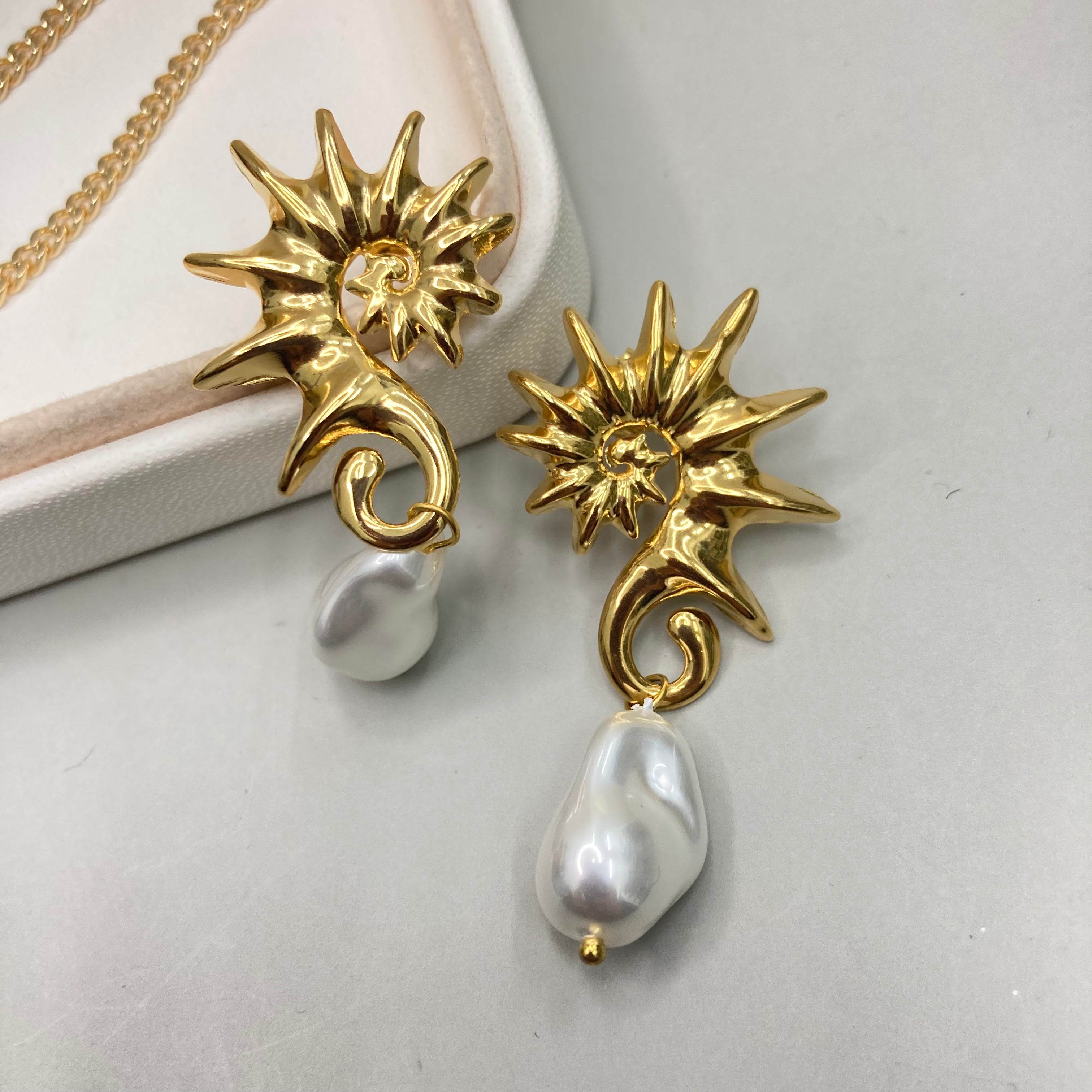 AROS | CABALLITO DE MAR CON COLGANTE DE PERLA