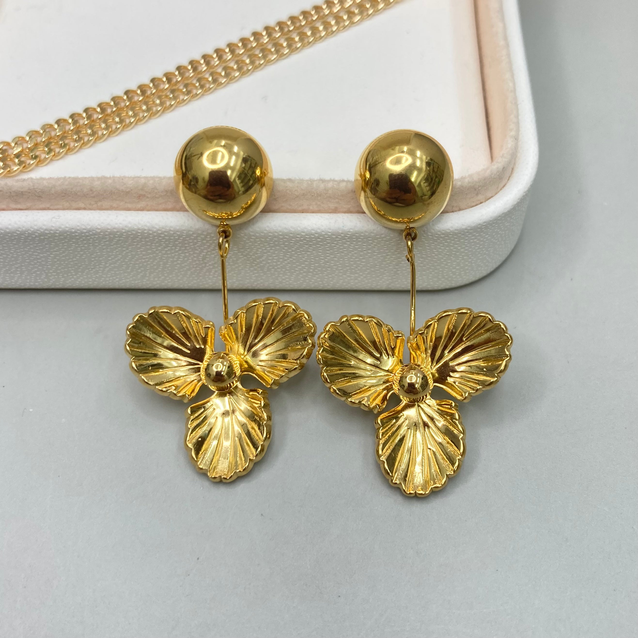 AROS | SEMIESFERA CON COLGANTE DE HOJAS