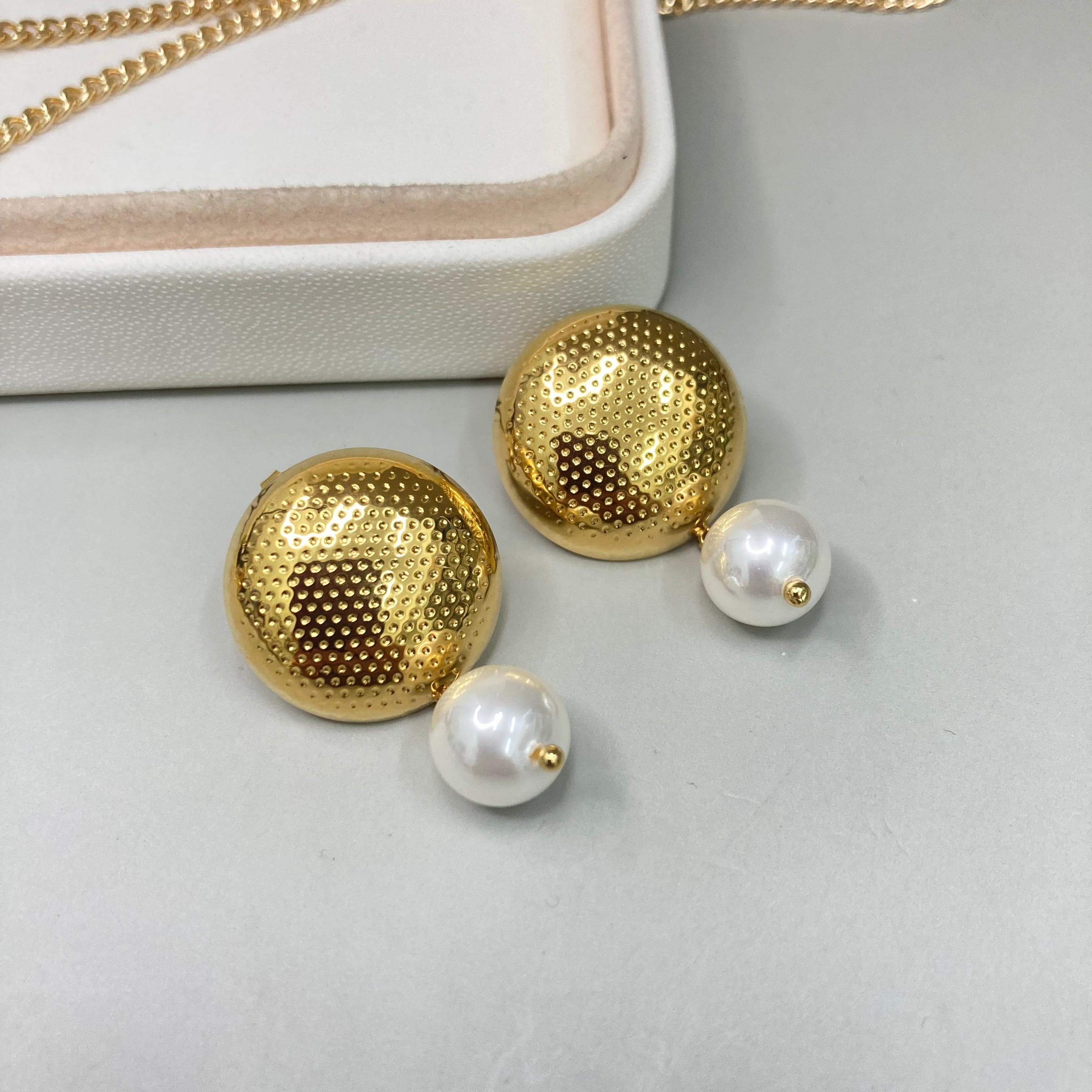 AROS | SEMIESFERA TEXTURIZADA CON PERLA COLGANTE