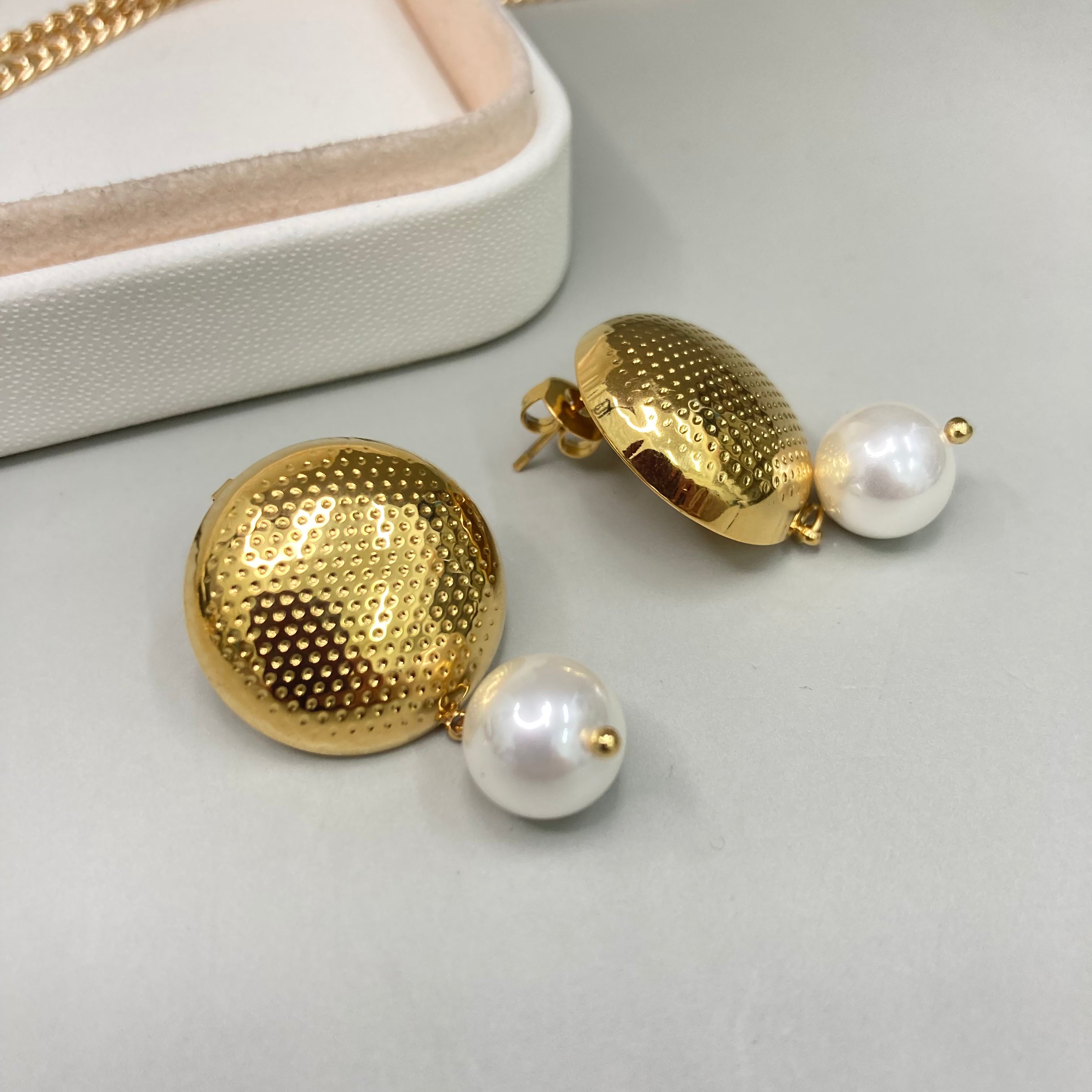 AROS | SEMIESFERA TEXTURIZADA CON PERLA COLGANTE