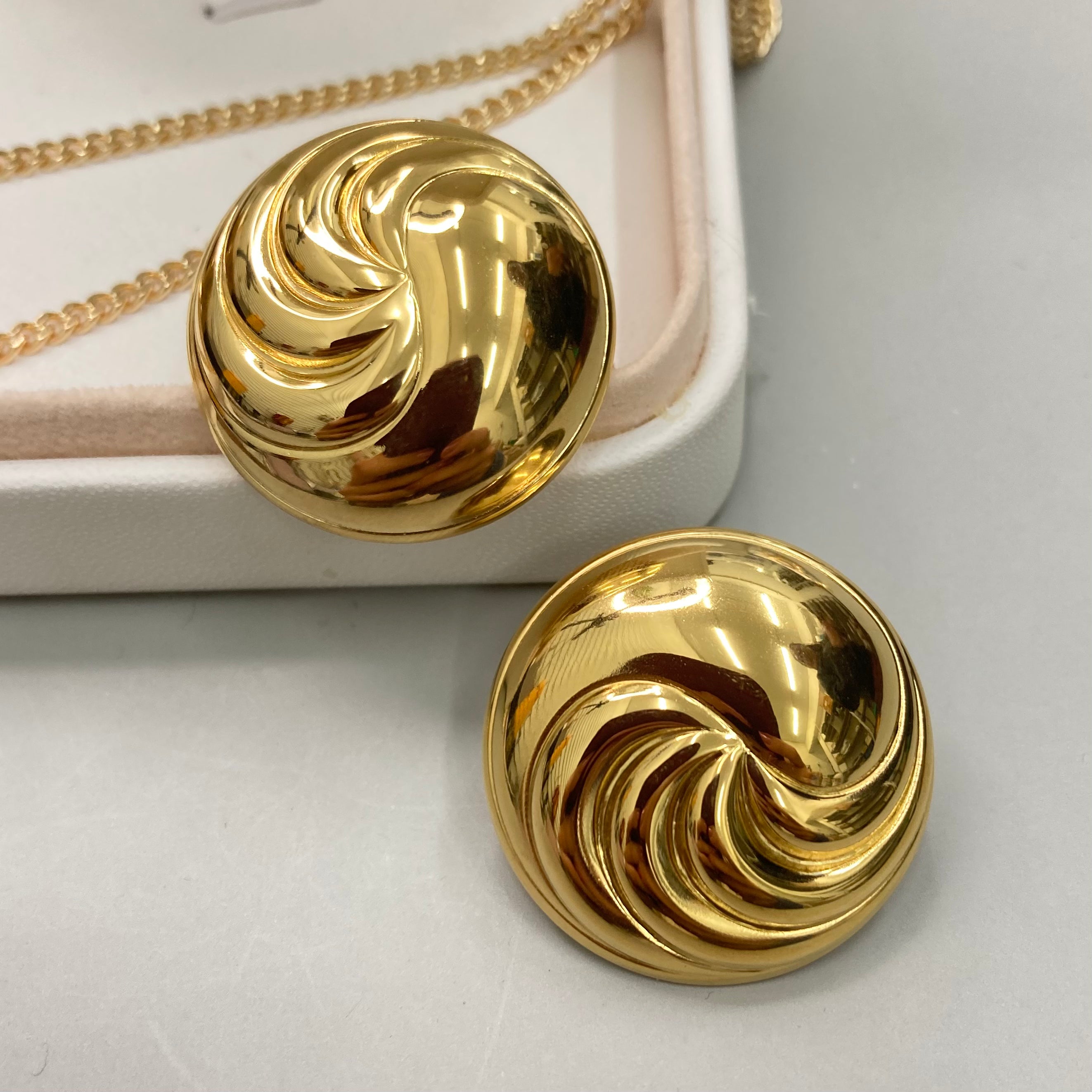 AROS | CIRCULO CON SEMI ESPIRAL DORADA