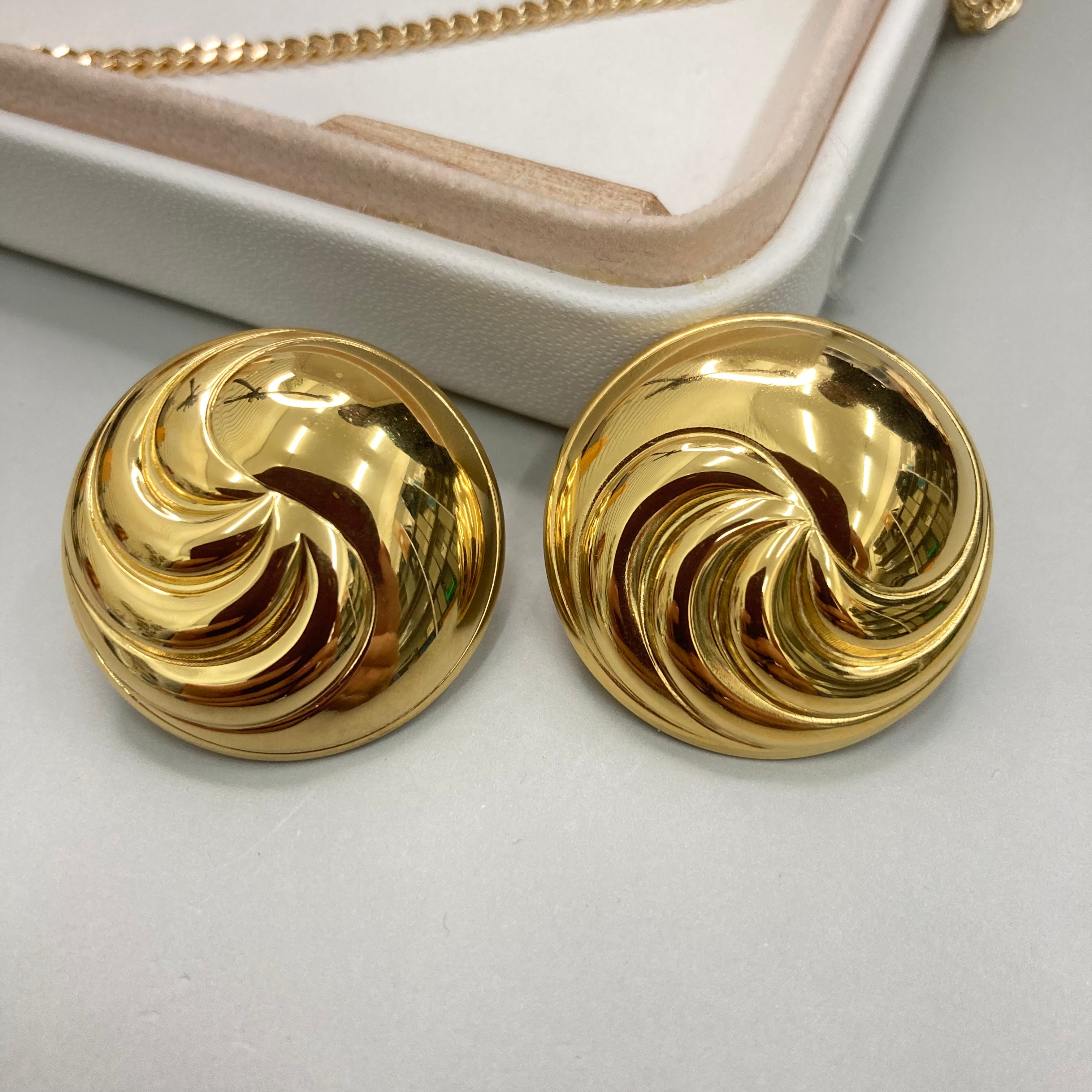 AROS | CIRCULO CON SEMI ESPIRAL DORADA