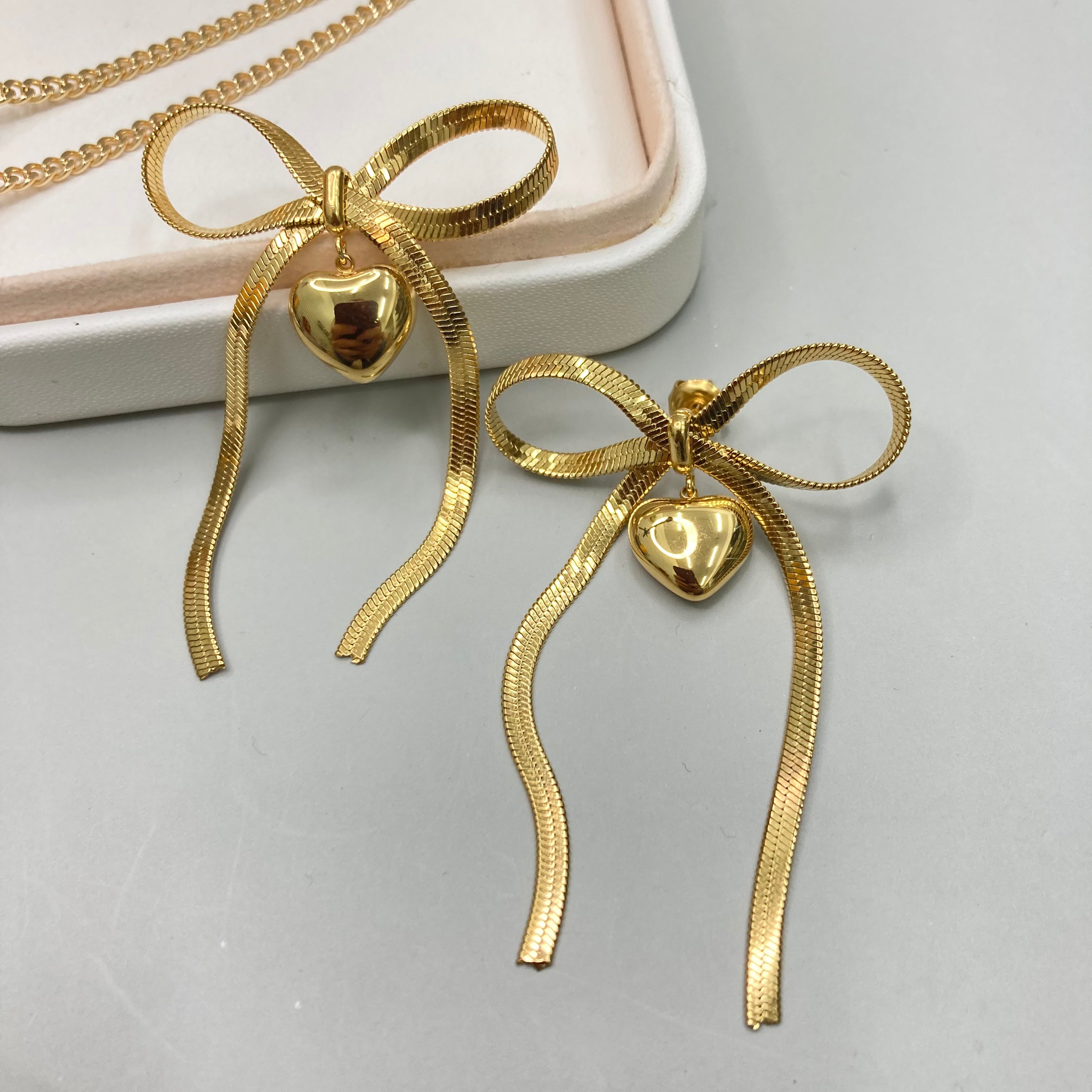 AROS | LAZO ESPIGA CON CORAZON COLGANTE DORADO