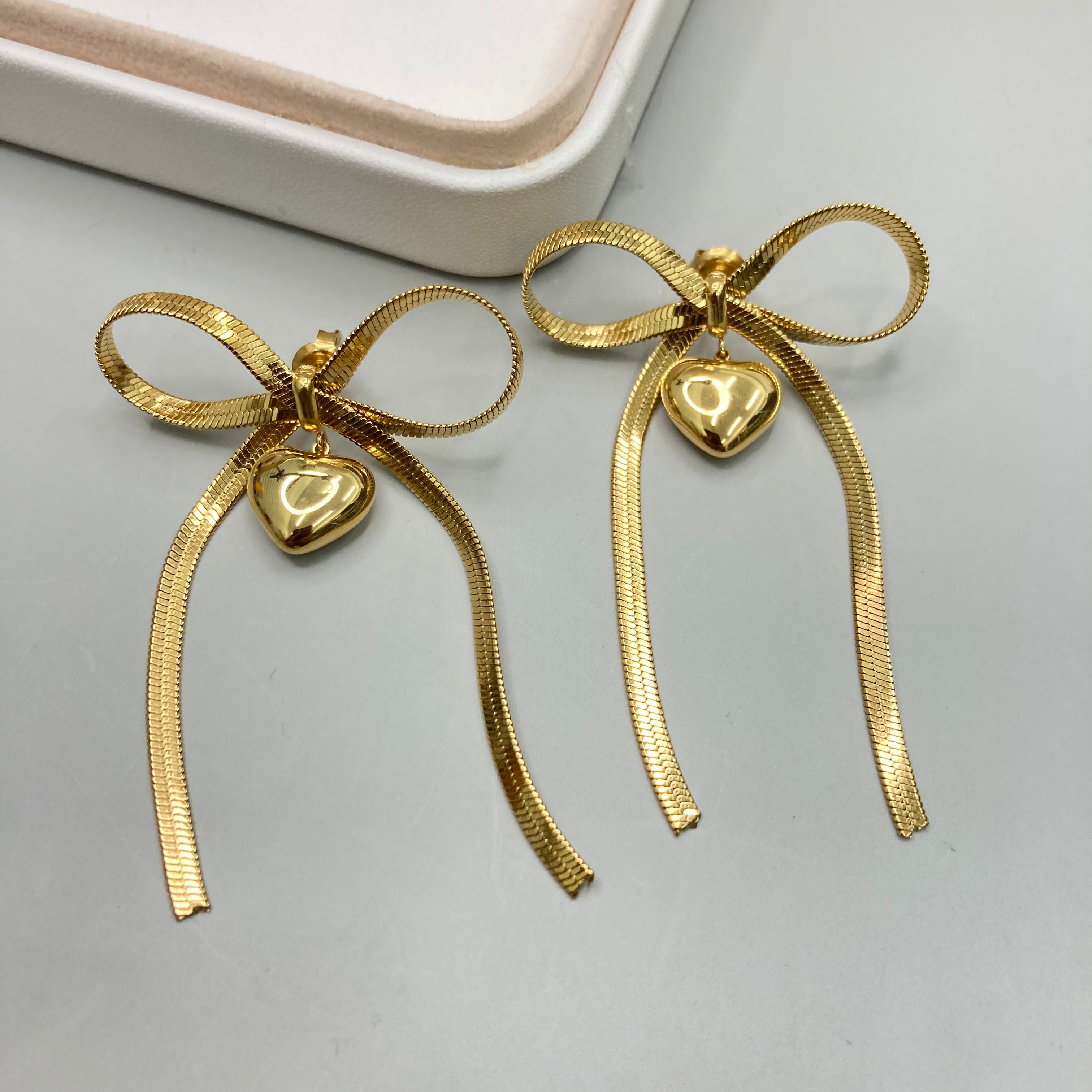 AROS | LAZO ESPIGA CON CORAZON COLGANTE DORADO