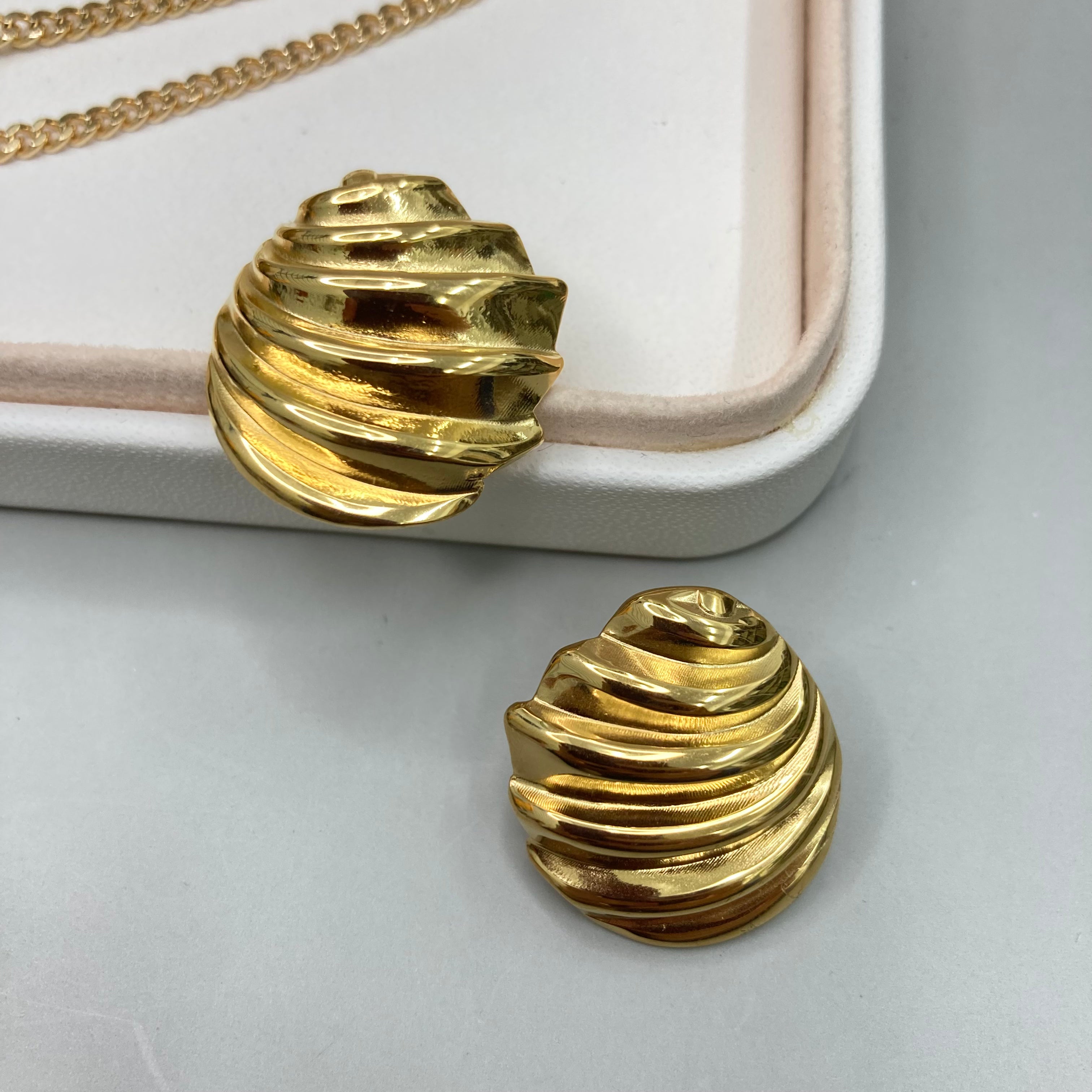 AROS | DISEÑO PLIEGUES REGULARES DORADOS
