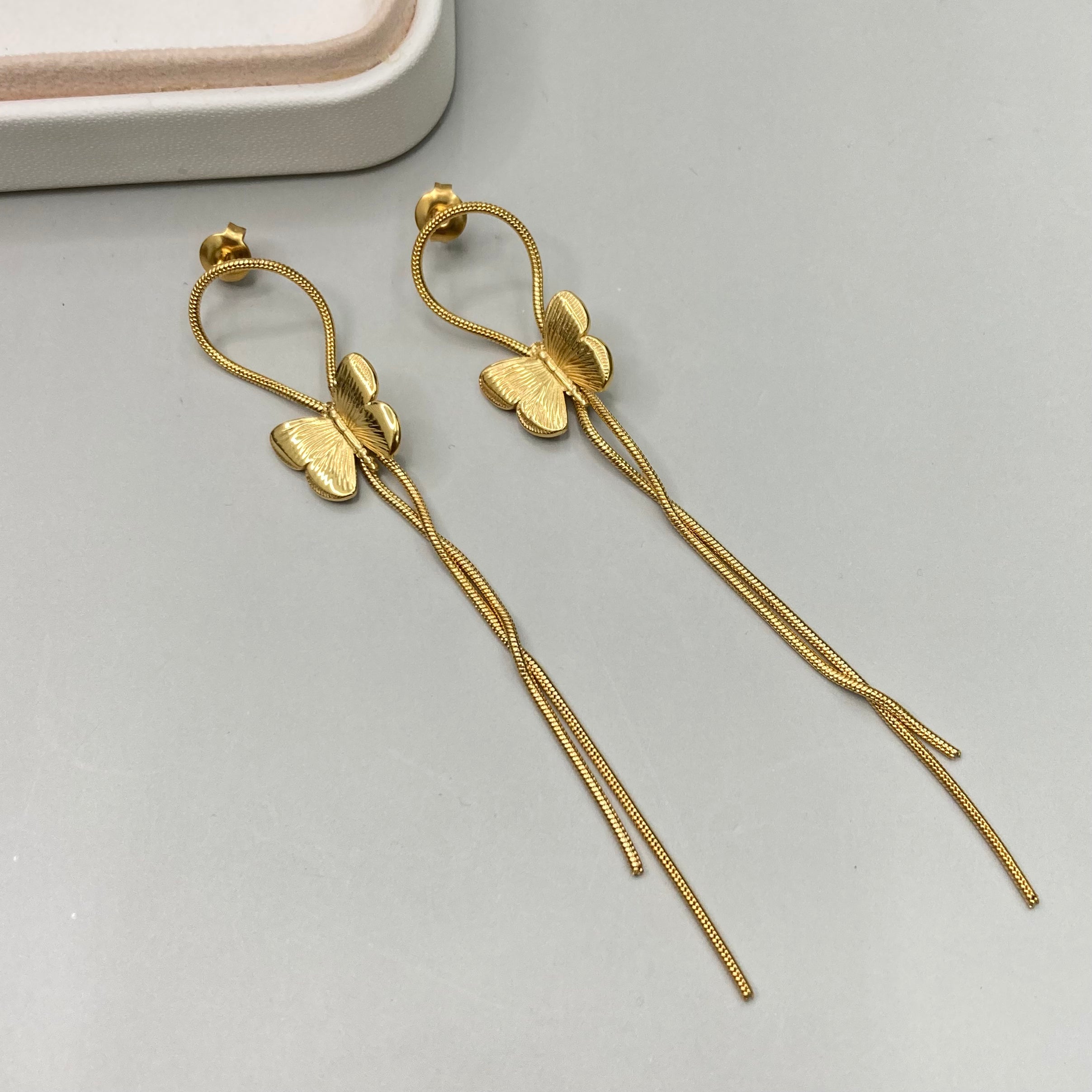AROS | MARIPOSA CON CADENAS DELGADAS DORADAS