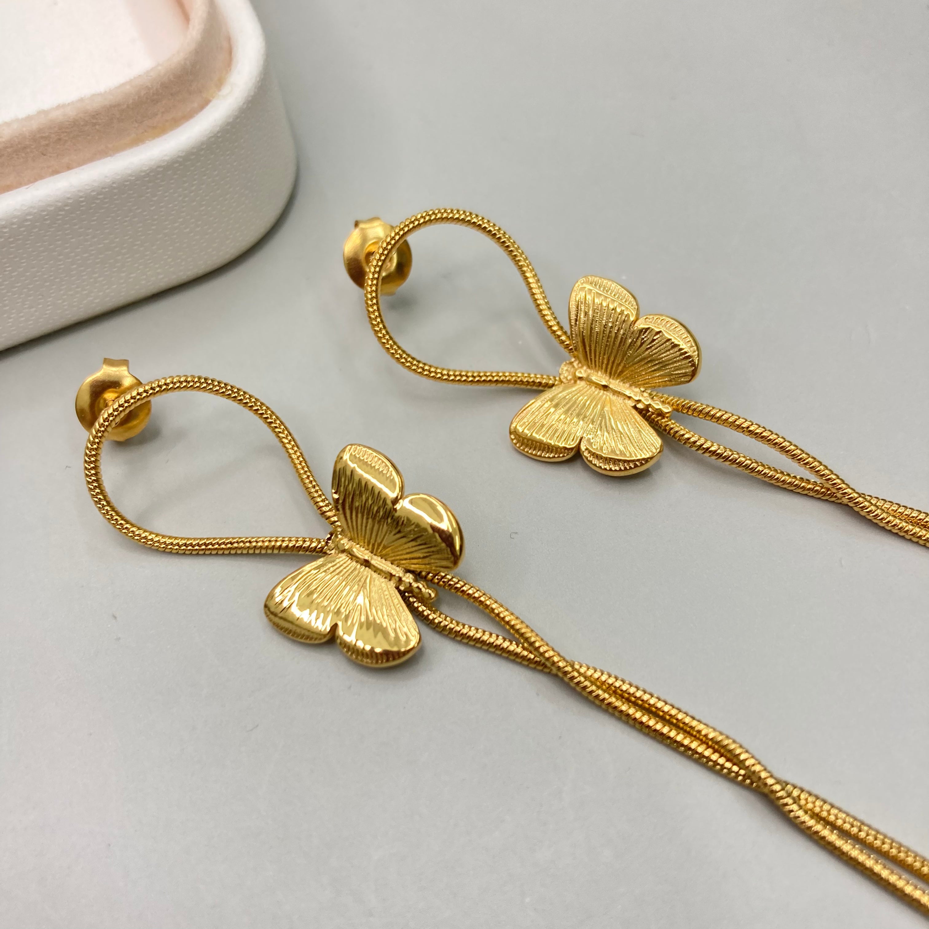 AROS | MARIPOSA CON CADENAS DELGADAS DORADAS