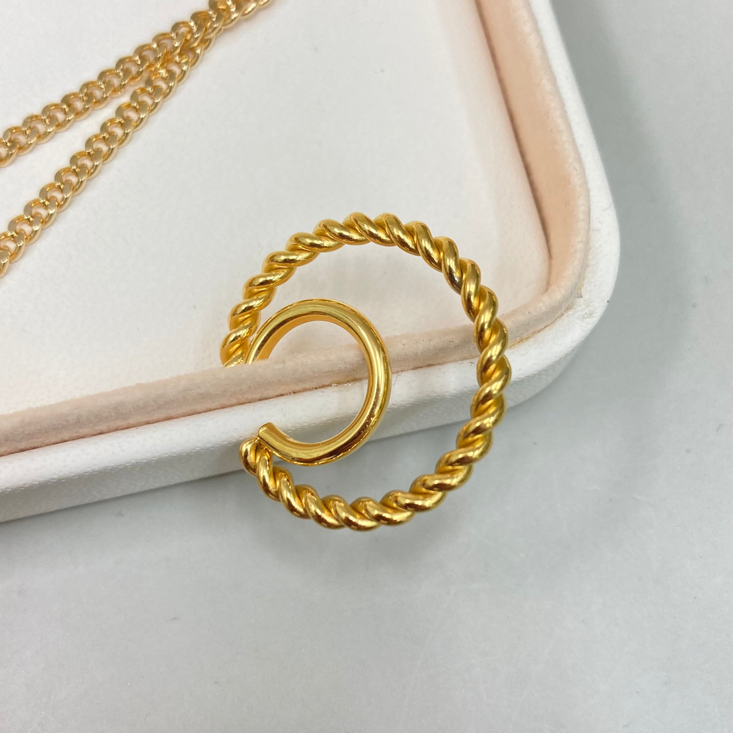 EAR CUFF DOBLE CIRCULO TRENZADO DORADO| BAÑO DE ORO 18K